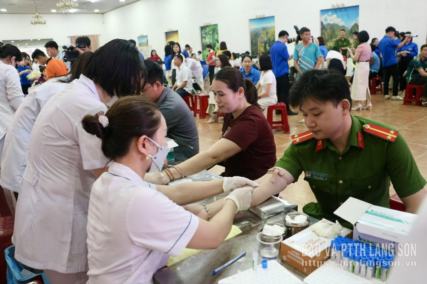 Tình nguyện viên khám sàng lọc tại ngày hội