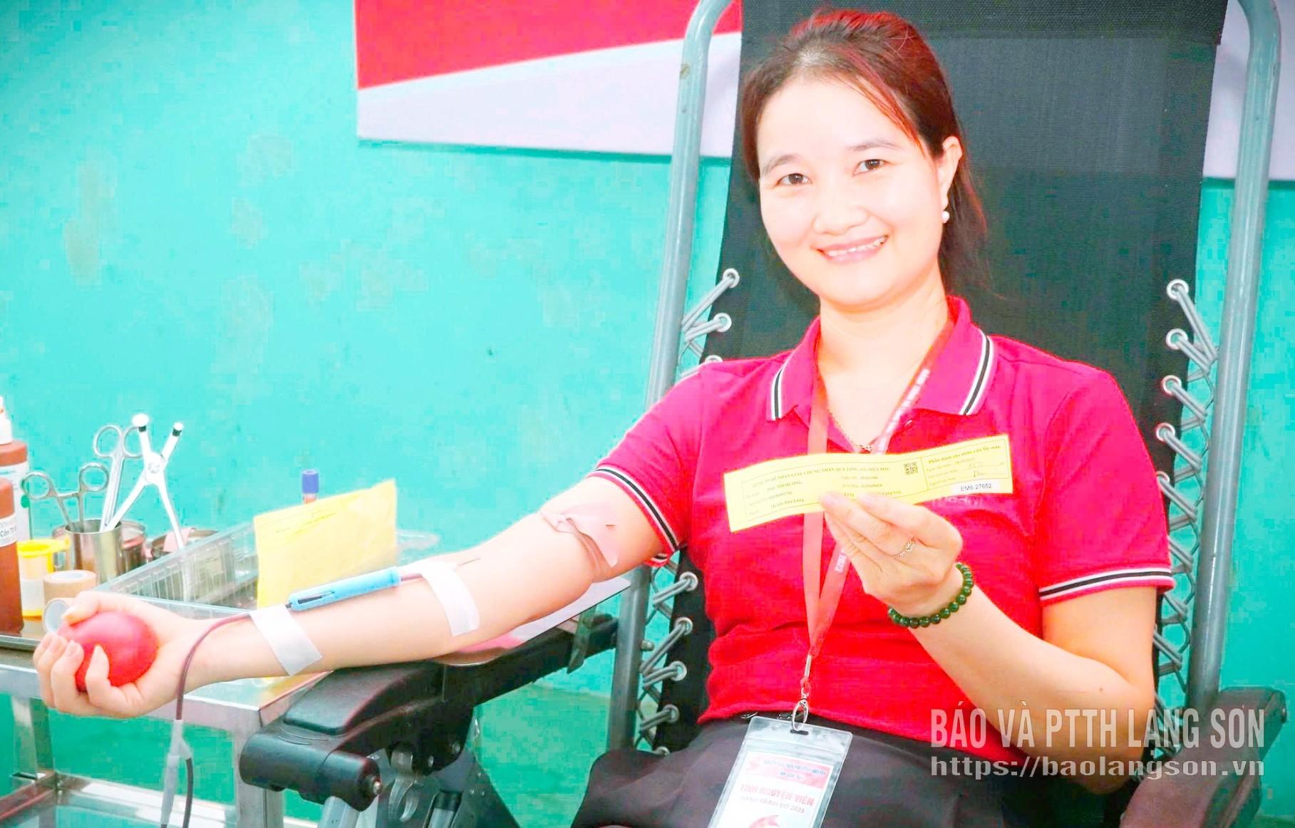 Chị Mạc Thị Hương tham gia hiến máu tình nguyện