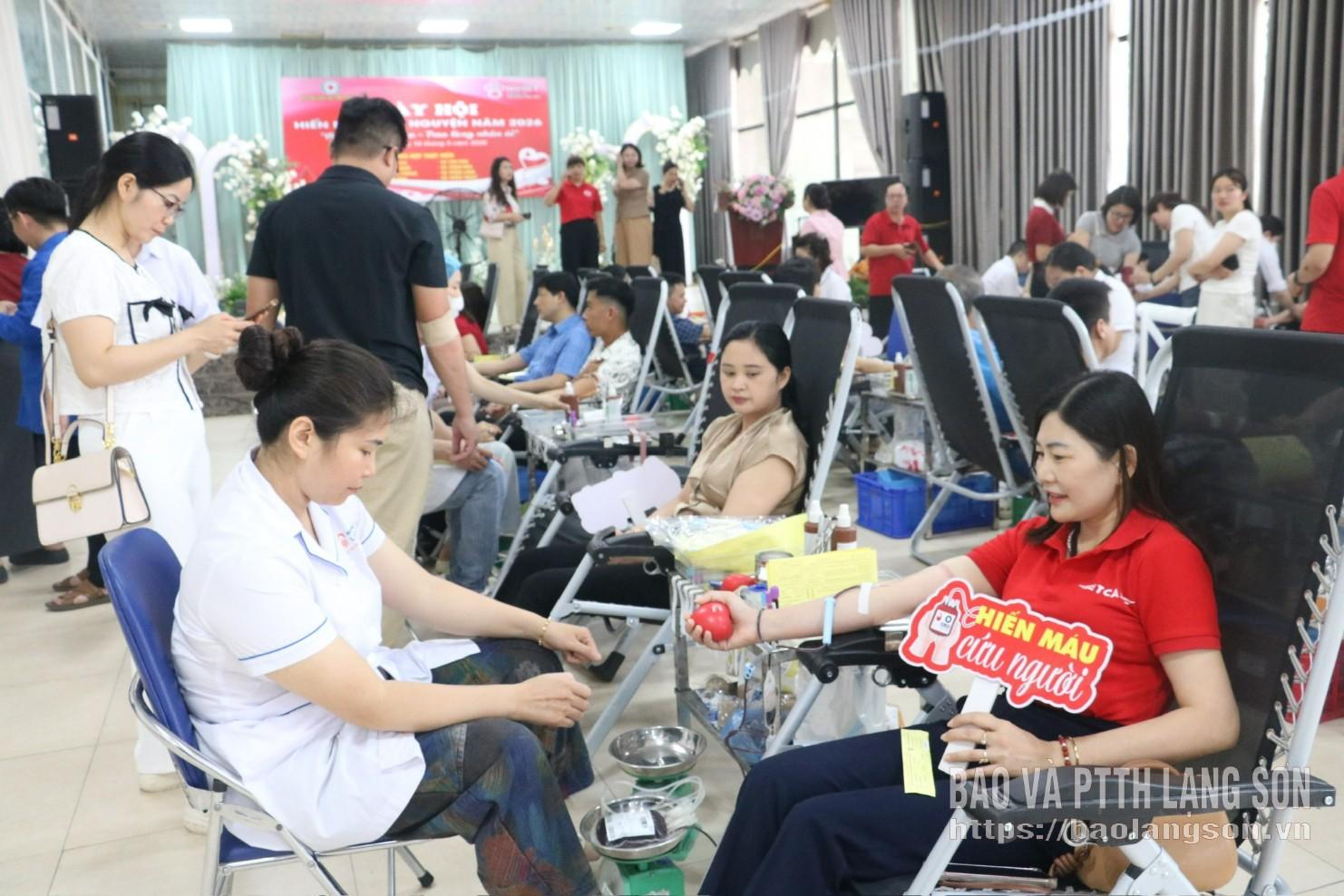 Tình nguyện viên tham gia hiến máu tại ngày hội