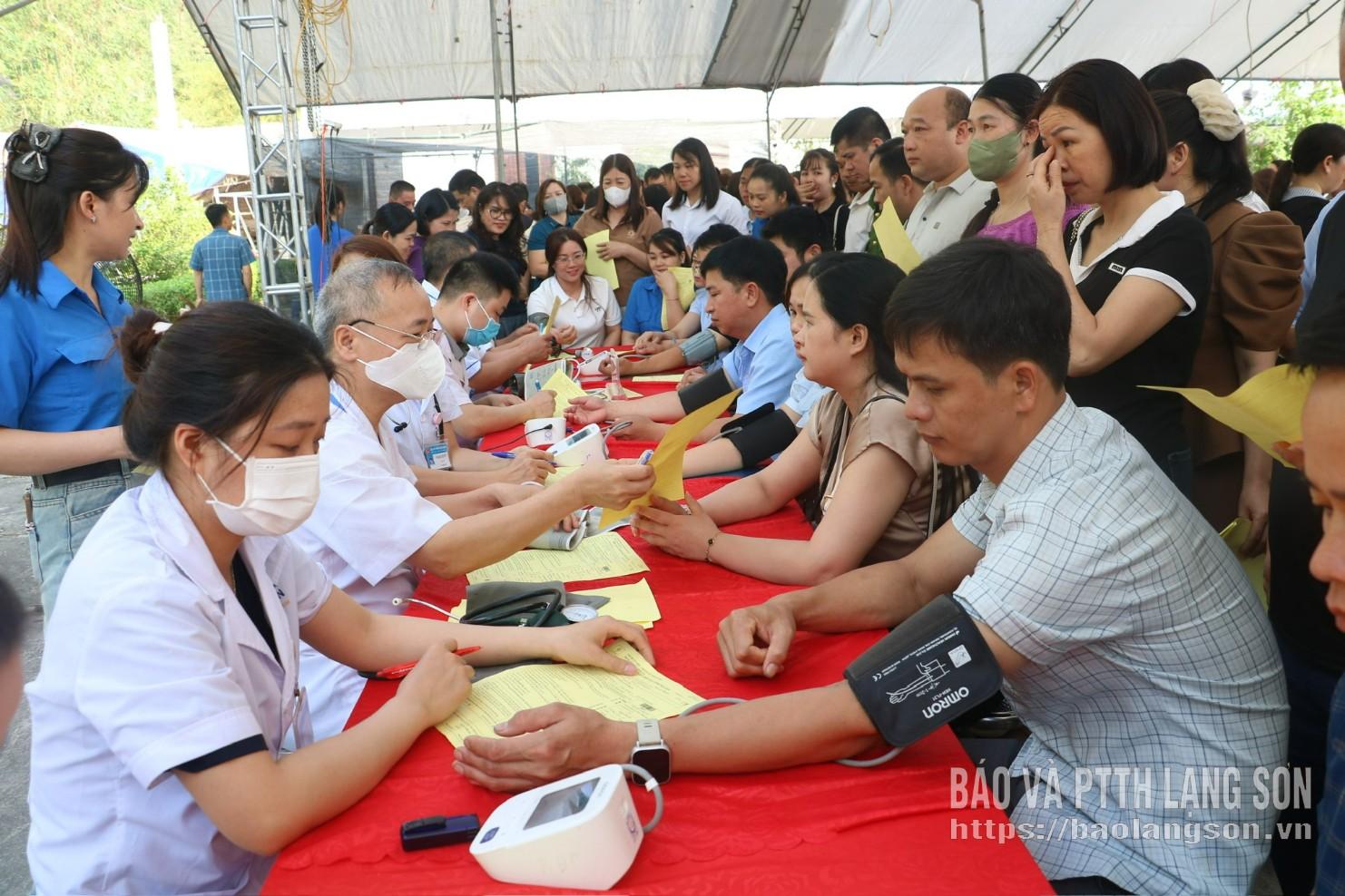 Tình nguyện viên khám sàng lọc tại ngày hội
