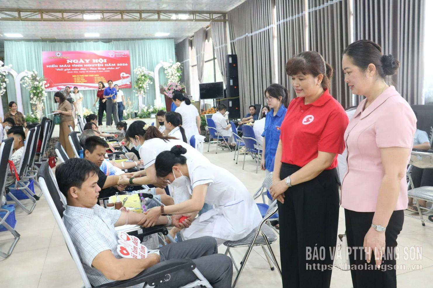 Lãnh đạo Hội Chữ thập đỏ tỉnh động viên tình nguyện viên tham gia hiến máu tại ngày hội