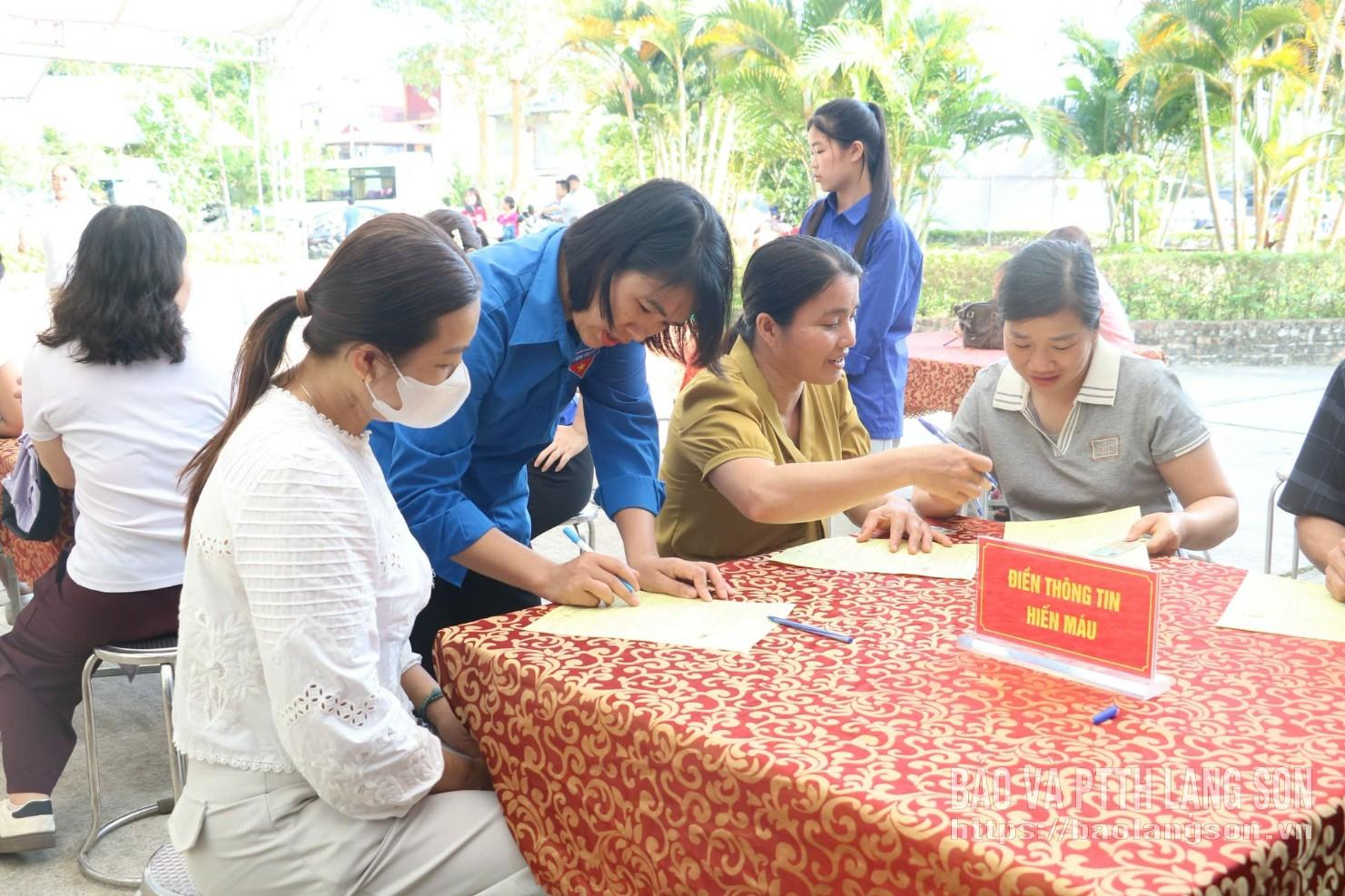 Các tình nguyện viên đăng ký hiến máu tại ngày hội