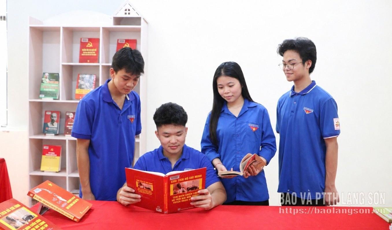Đoàn viên thanh niên phường Lương Văn Tri nghiên cứu cuốn sách "Chủ tịch Hồ Chí Minh - Tầm nhìn chiến lược về thời đại mới trong Tuyên ngôn độc lập"