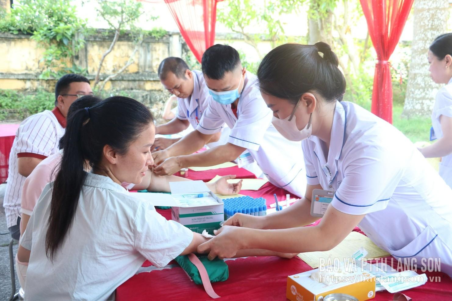Tình nguyện viên khám sàng lọc tại ngày hội