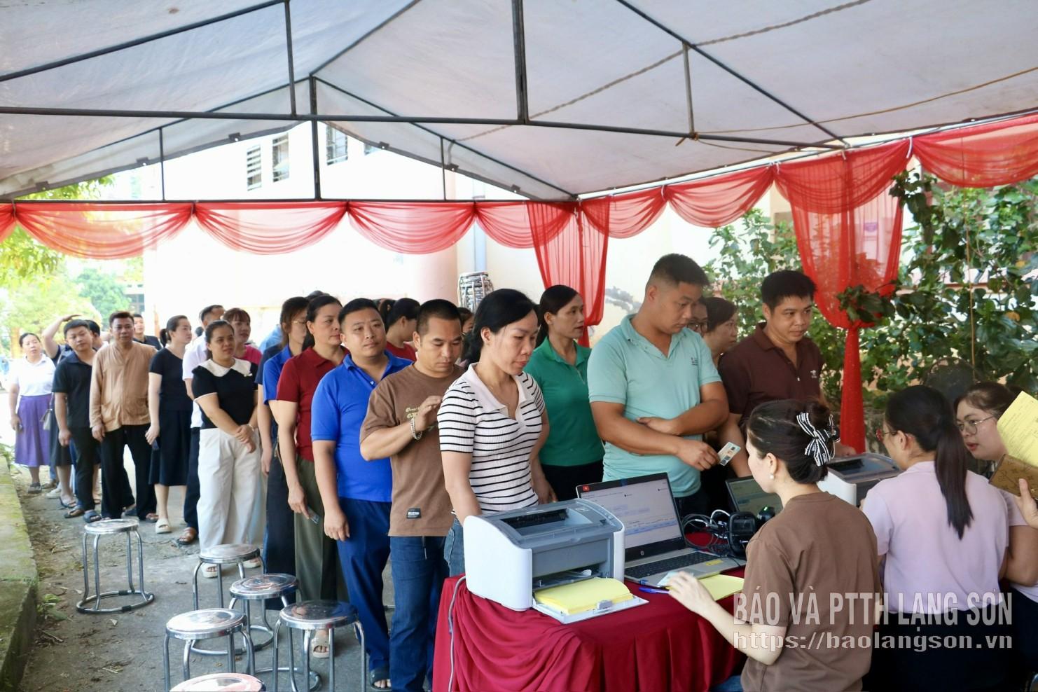 Tình nguyện viên đăng ký hiến máu tại ngày hội