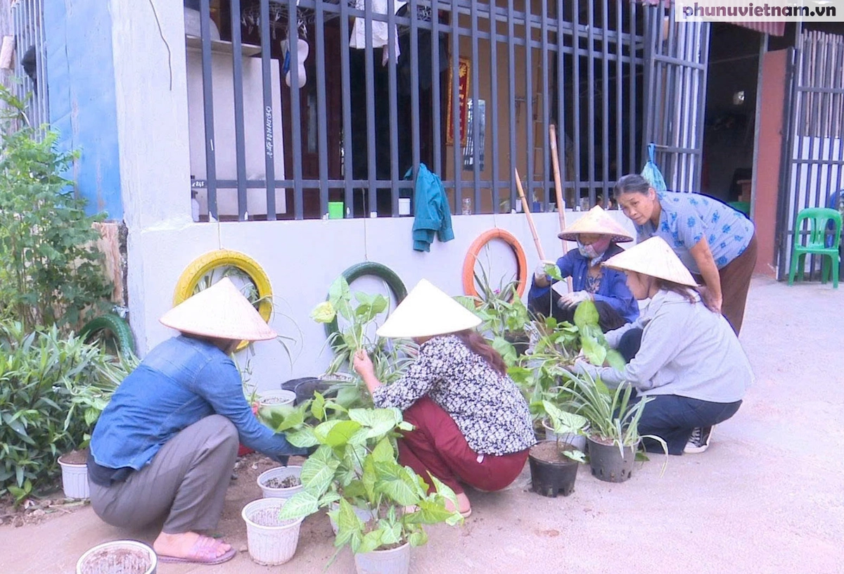 Phụ nữ xứ Lạng tô điểm đường quê vùng biên chào mừng Đại hội Phụ nữ toàn quốc XIV- Ảnh 7. Phụ nữ xứ Lạng tô điểm đường quê vùng biên chào mừng Đại hội Phụ nữ toàn quốc XIV- Ảnh 7.