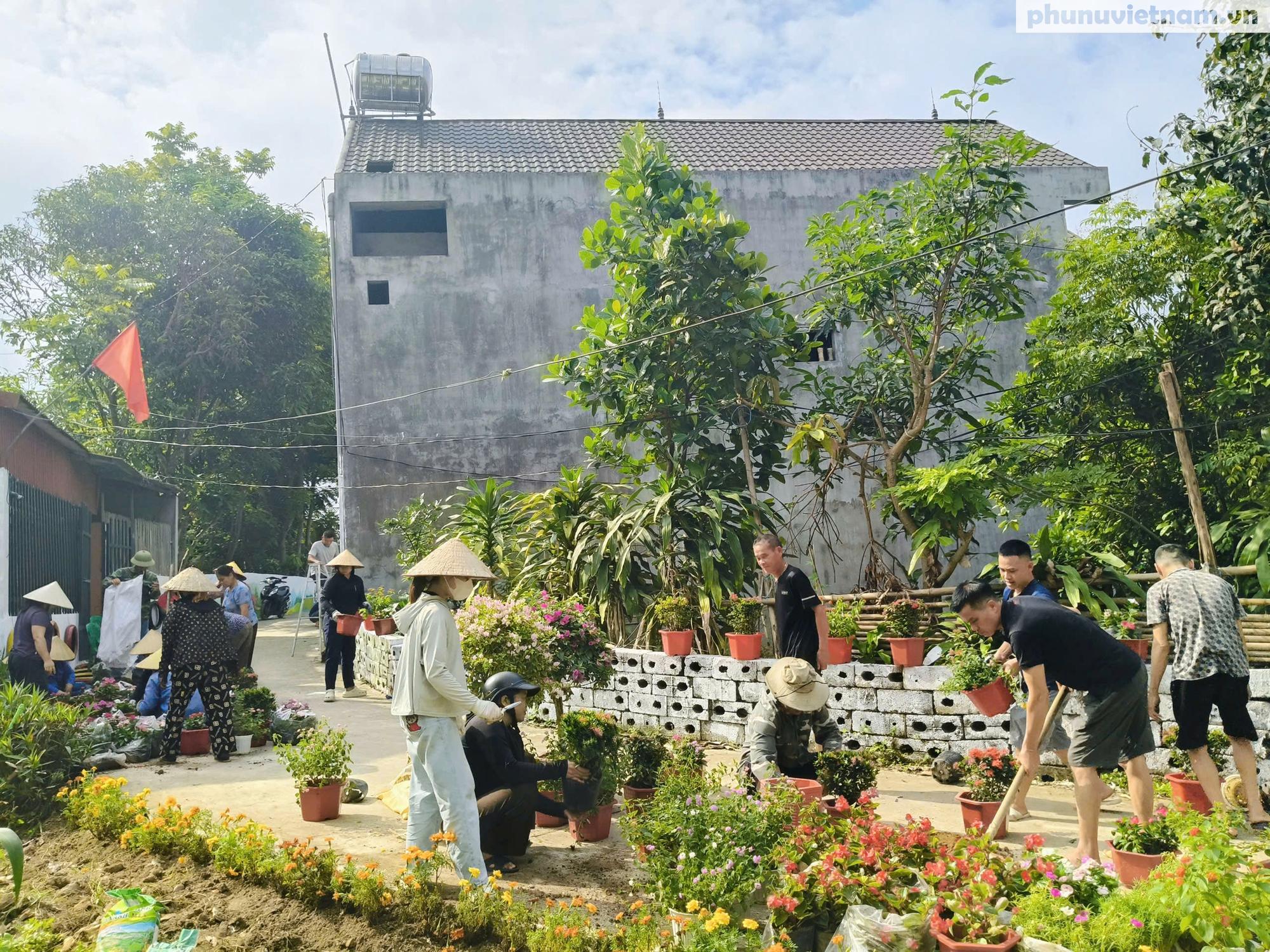 Phụ nữ xứ Lạng tô điểm đường quê vùng biên chào mừng Đại hội Phụ nữ toàn quốc XIV- Ảnh 1. Phụ nữ xứ Lạng tô điểm đường quê vùng biên chào mừng Đại hội Phụ nữ toàn quốc XIV- Ảnh 1.