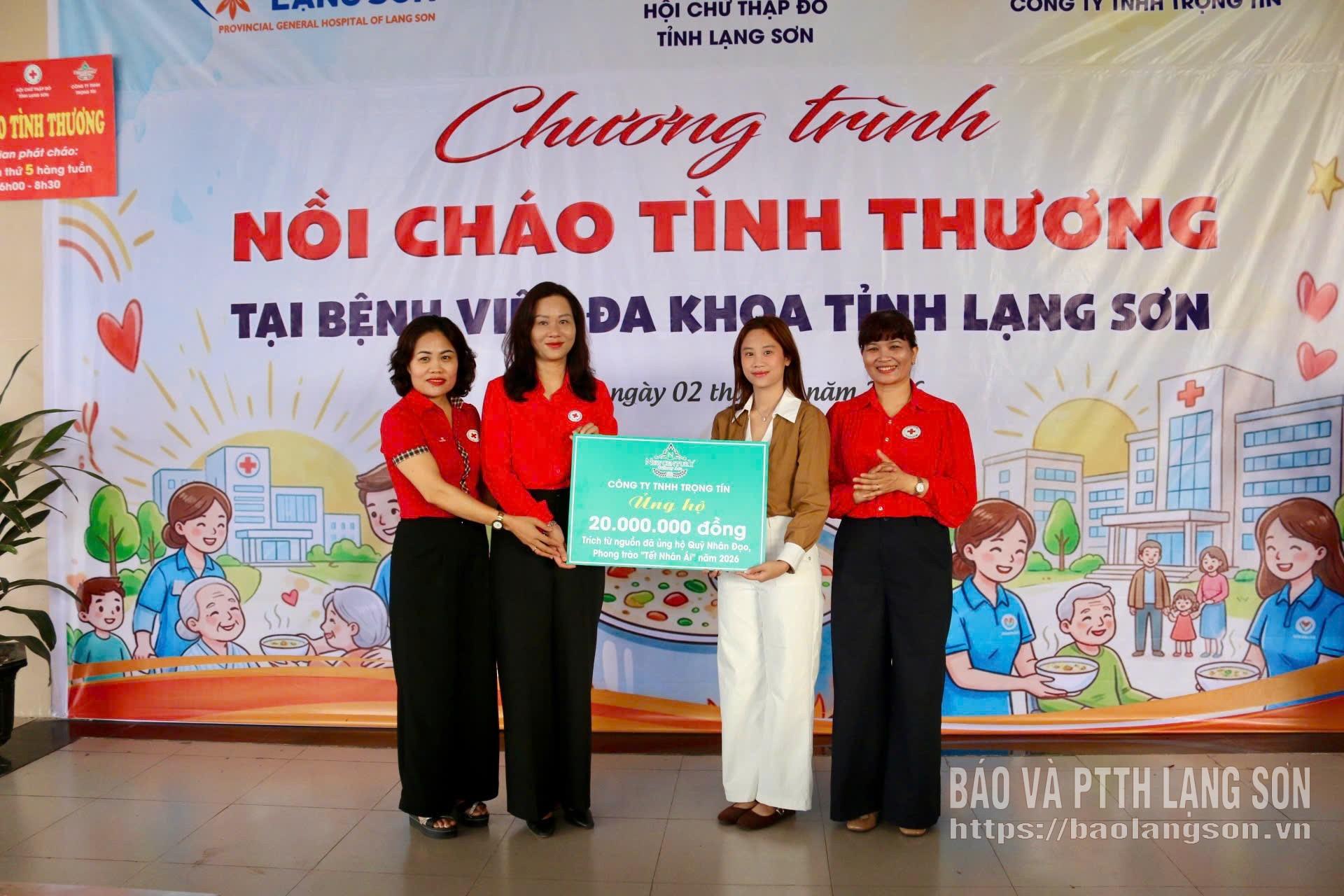 Đại diện Công ty TNHH Trọng Tín trao biển tượng trưng hỗ trợ 20 triệu đồng cho chương trình “Nồi cháo tình thương