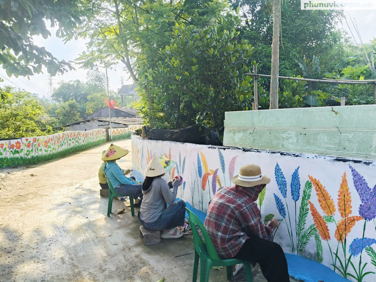 Phụ nữ xứ Lạng tô điểm đường quê vùng biên chào mừng Đại hội Phụ nữ toàn quốc XIV- Ảnh 5. Phụ nữ xứ Lạng tô điểm đường quê vùng biên chào mừng Đại hội Phụ nữ toàn quốc XIV- Ảnh 5.