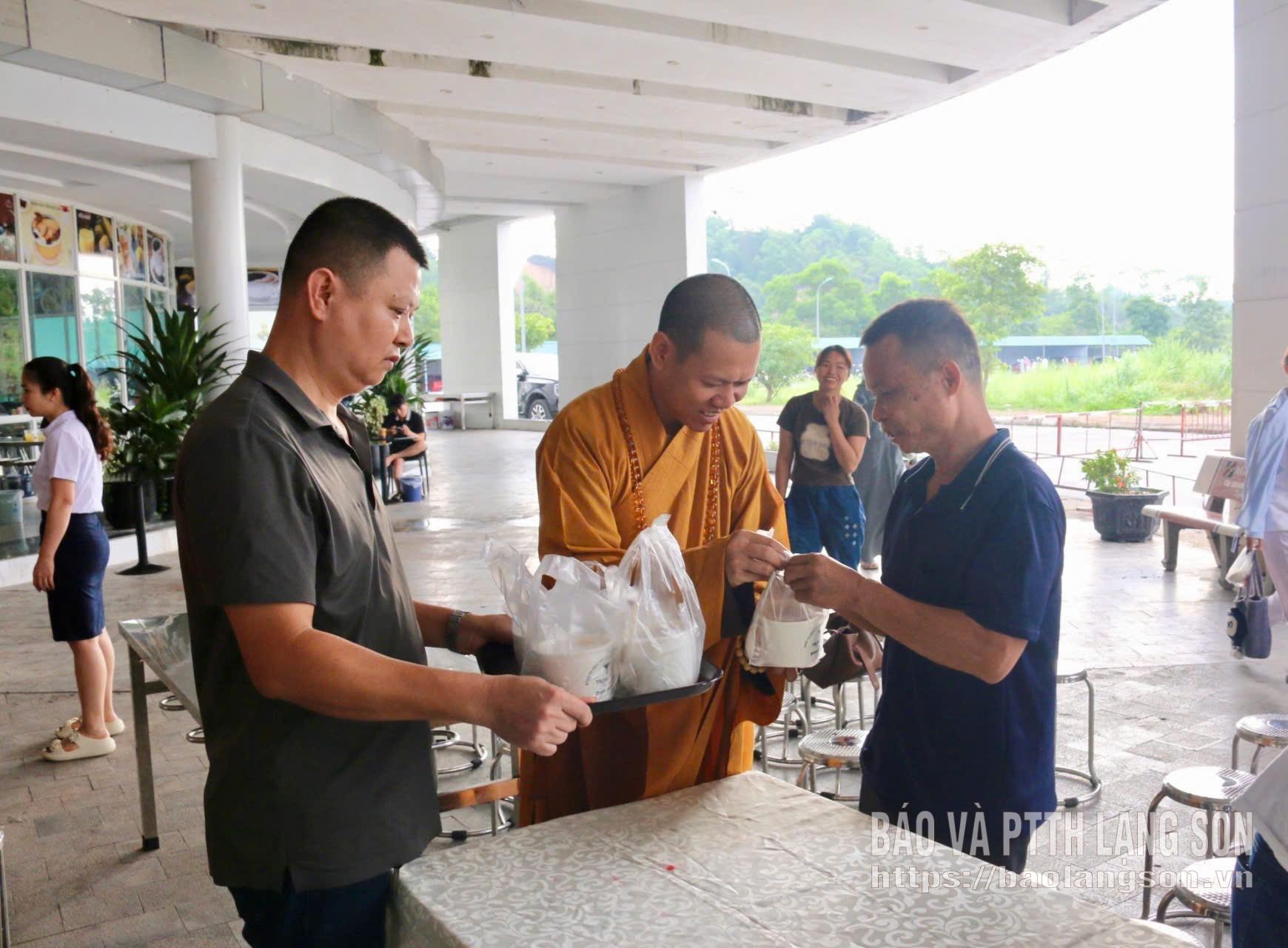 Đại diện Ban Trị sự Giáo hội Phật giáo Việt Nam tỉnh trao suất cháo miễn phí cho người nhà bệnh nhân đang điều trị tại Bệnh viện Đa khoa tỉnh