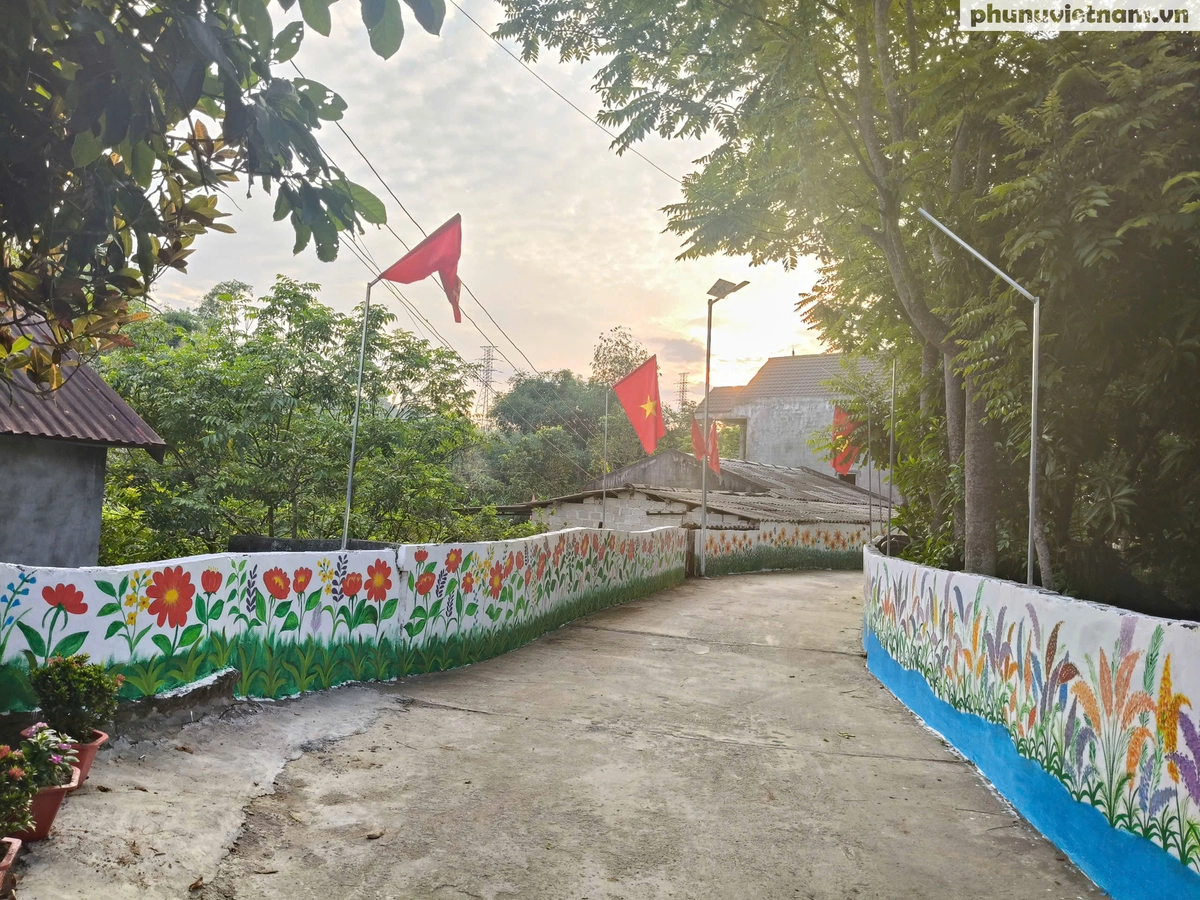 Phụ nữ xứ Lạng tô điểm đường quê vùng biên chào mừng Đại hội Phụ nữ toàn quốc XIV- Ảnh 11. Phụ nữ xứ Lạng tô điểm đường quê vùng biên chào mừng Đại hội Phụ nữ toàn quốc XIV- Ảnh 11.