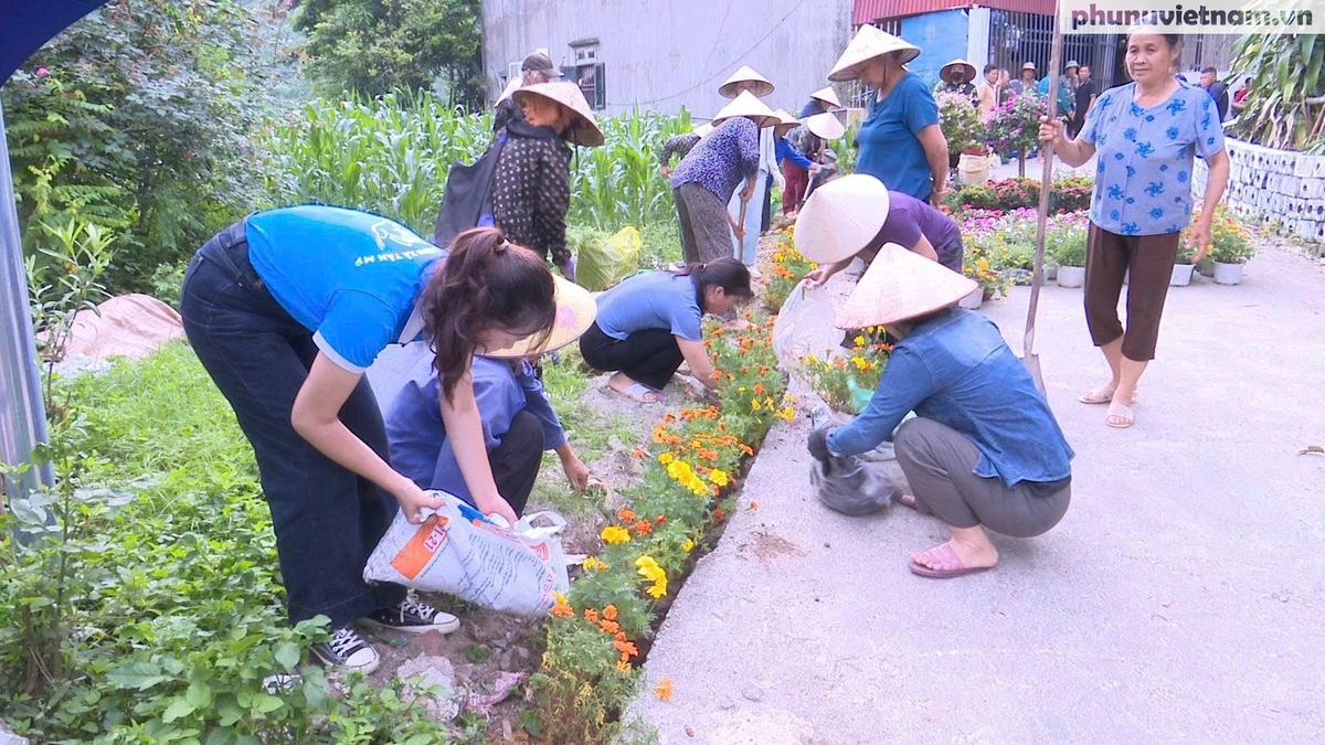 Phụ nữ xứ Lạng tô điểm đường quê vùng biên chào mừng Đại hội Phụ nữ toàn quốc XIV- Ảnh 8. Phụ nữ xứ Lạng tô điểm đường quê vùng biên chào mừng Đại hội Phụ nữ toàn quốc XIV- Ảnh 8.