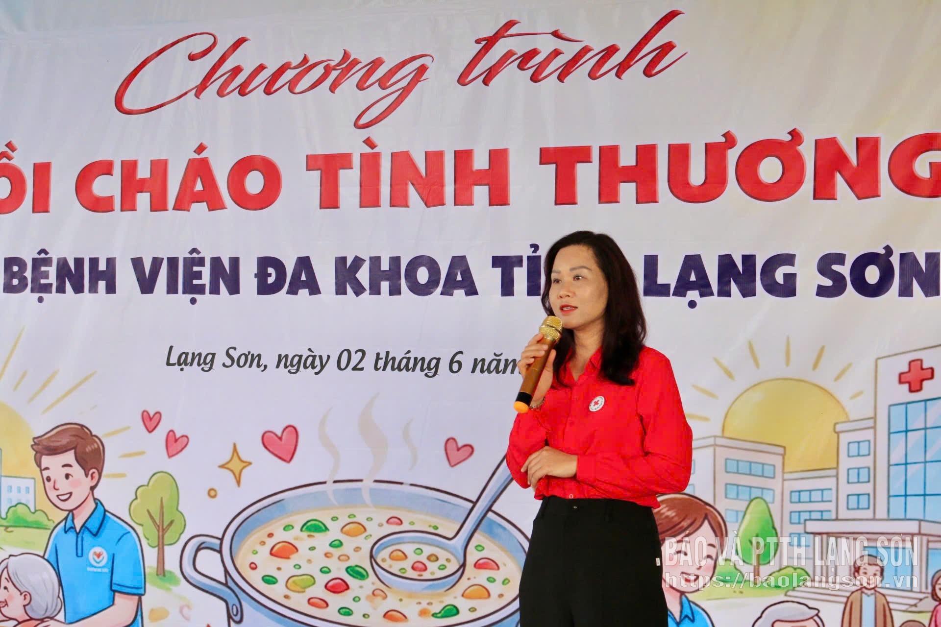 Chủ tịch Hội Chữ thập đỏ tỉnh phát biểu khai mạc chương trình