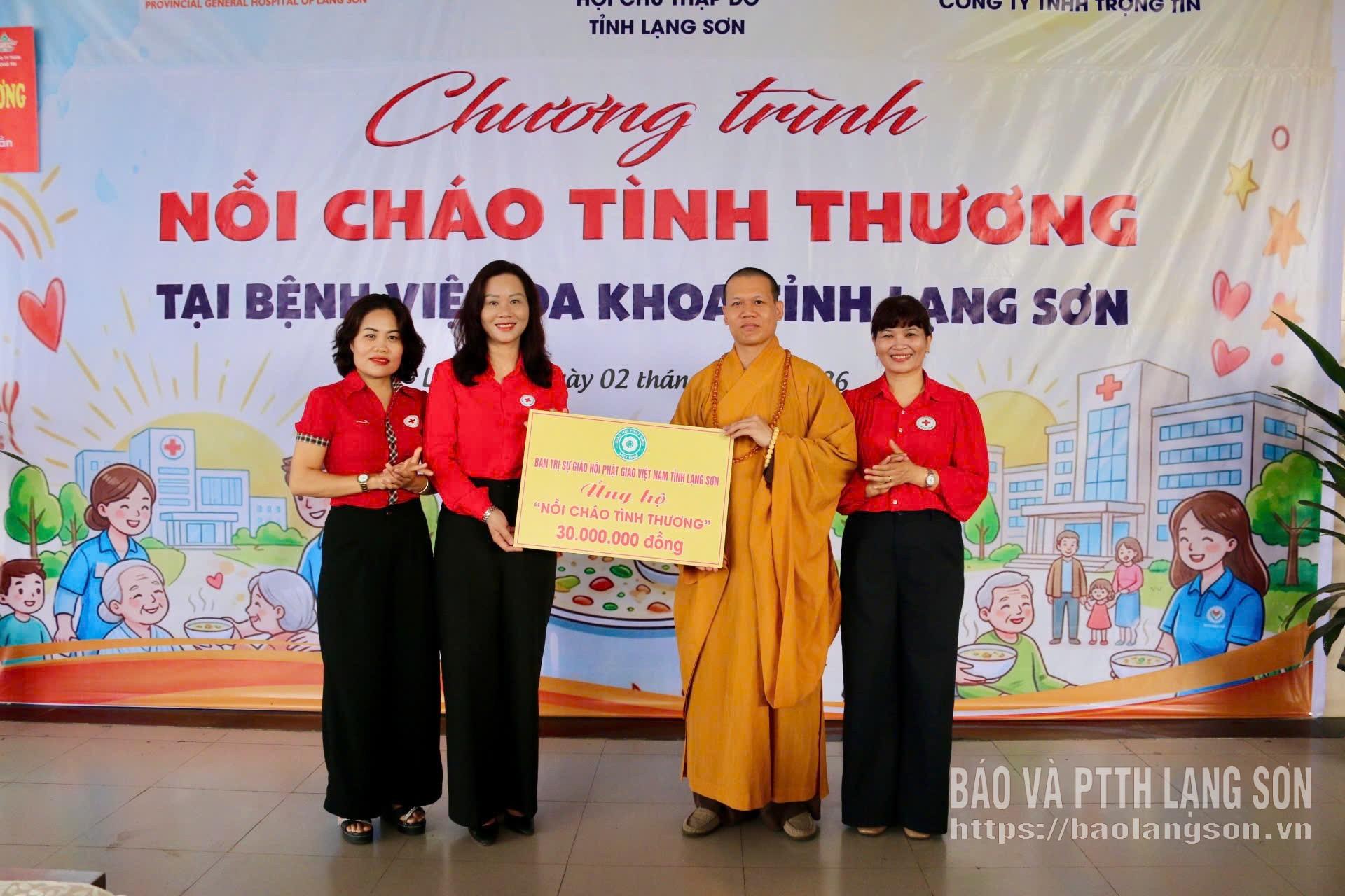 Đại diện Ban Trị sự Giáo hội Phật giáo Việt Nam tỉnh trao biển tượng trưng hỗ trợ 30 triệu đồng cho chương trình “Nồi cháo tình thương