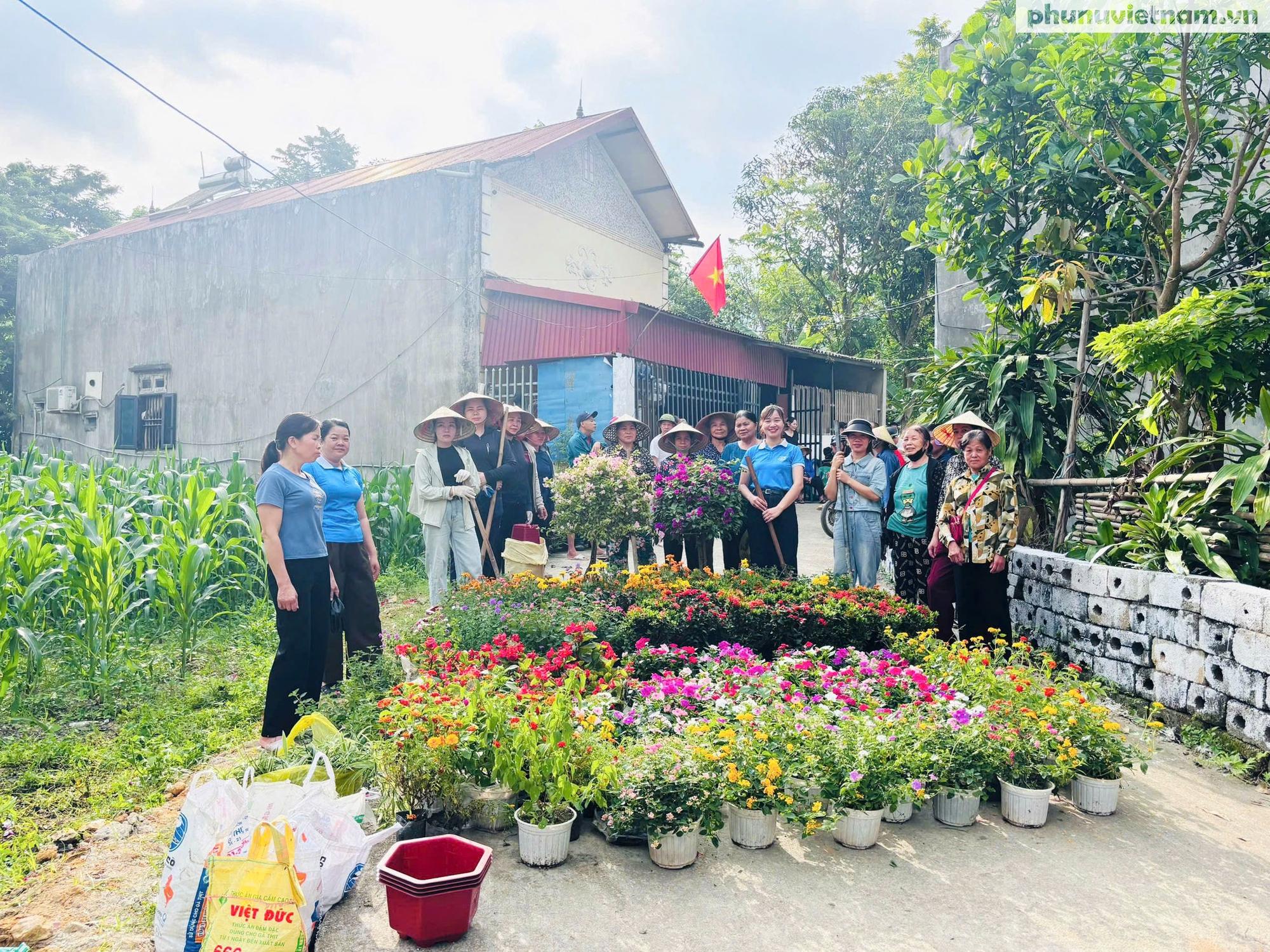 Phụ nữ xứ Lạng tô điểm đường quê vùng biên chào mừng Đại hội Phụ nữ toàn quốc XIV- Ảnh 13. Phụ nữ xứ Lạng tô điểm đường quê vùng biên chào mừng Đại hội Phụ nữ toàn quốc XIV- Ảnh 13.