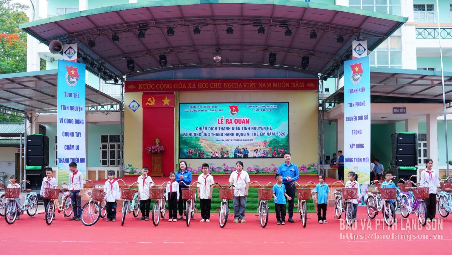 Ban tổ chức trao xe đạp cho thiếu nhi có hoàn cảnh khó khăn
