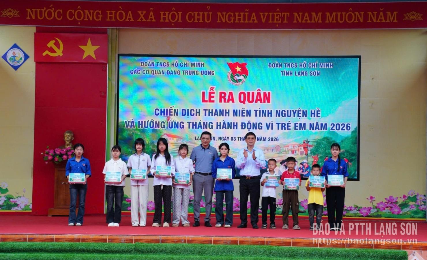 Ban tổ chức chương trình trao quà cho thiếu nhi vượt khó học tốt