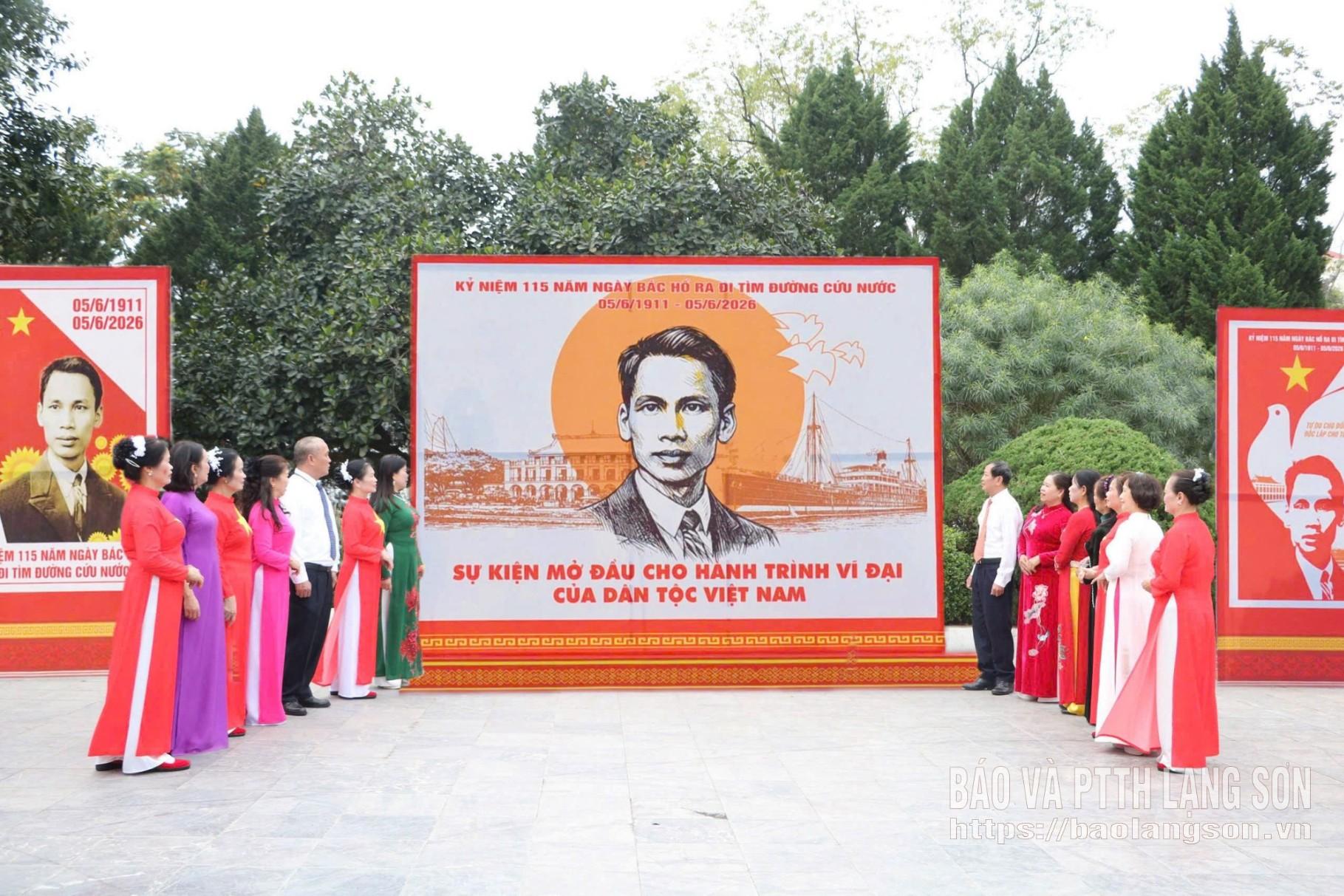 Người dân phường Lương Văn Tri tham quan triển lãm tranh cổ động kỷ niệm 115 năm Ngày Bác Hồ ra đi tìm đường cứu nước (05/6/1911 - 05/6/2026) Ảnh: LA MAI