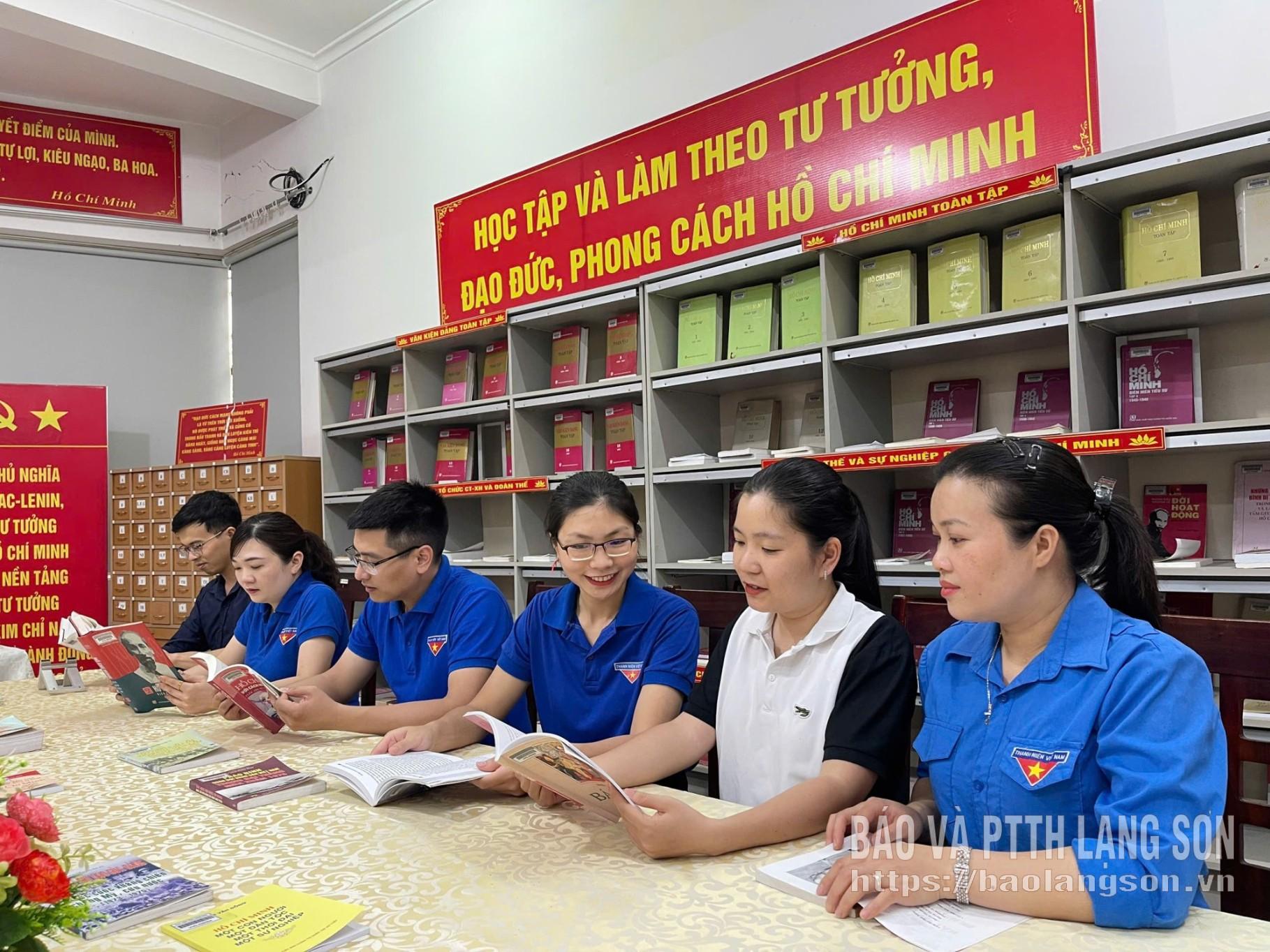 Đoàn viên thanh niên tìm hiểu các cuốn sách về Chủ tịch Hồ Chí Minh tại Thư viện tỉnh Ảnh: LA MAI