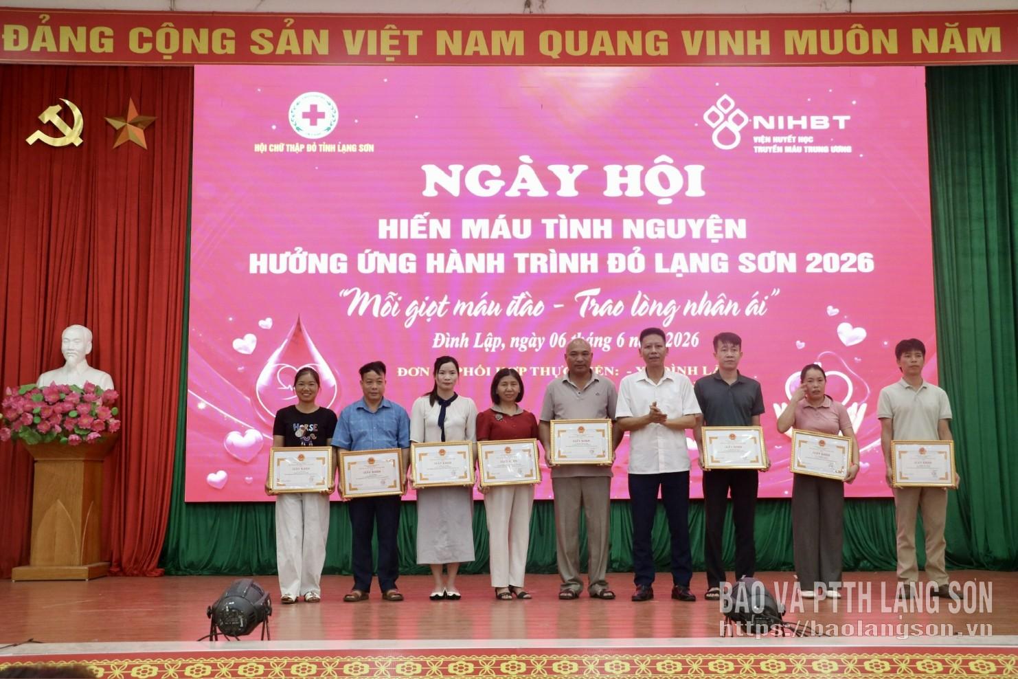 Lãnh đạo UBND xã Kiên Mộc trao giấy khen của Chủ tịch UBND xã  Kiên Mộc cho các tập thể, cá nhân có thành tích tiêu biểu trong phong trào hiến máu tình nguyện thuộc xã Kiên Mộc