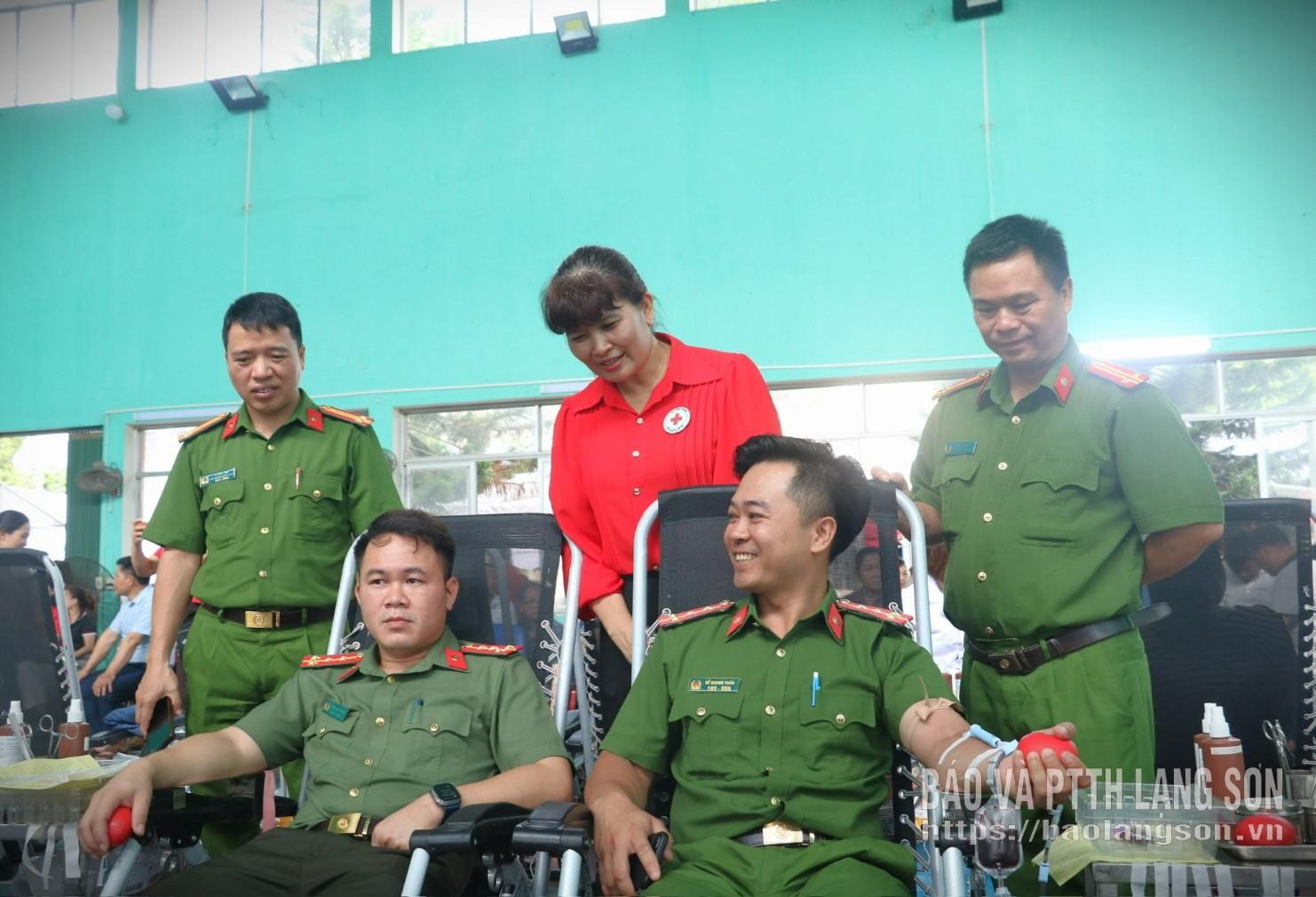 Lãnh đạo Hội Chữ thập đỏ tỉnh động viên tình nguyện viên tham gia hiến máu tại ngày hội