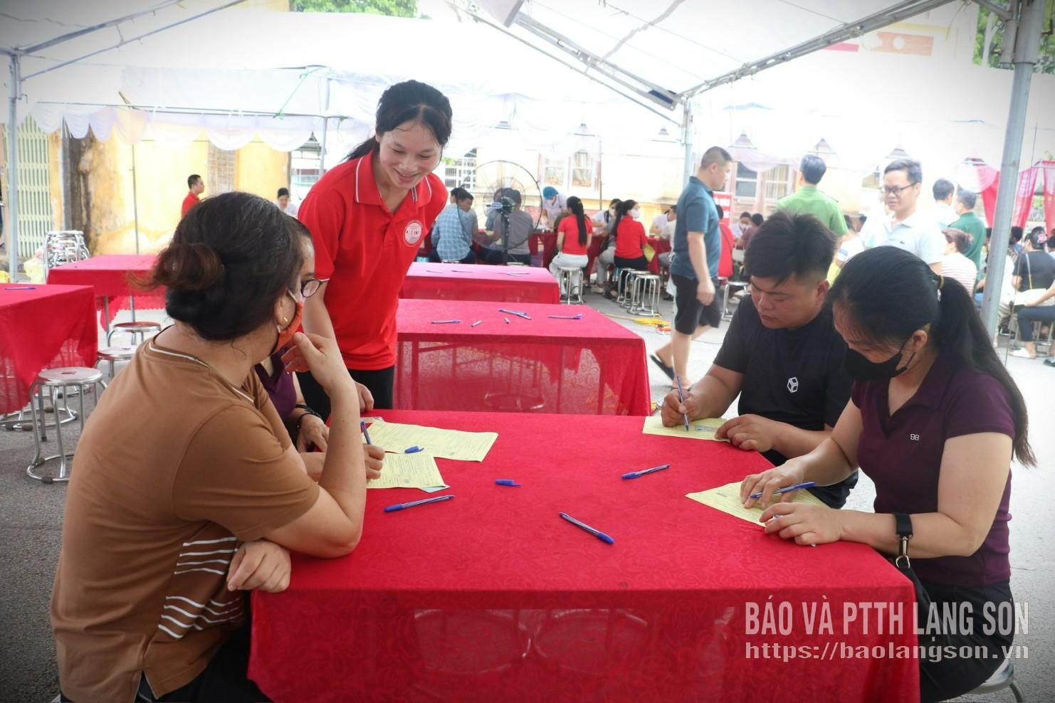 Các tình nguyện viên đăng ký hiến máu tại ngày hội