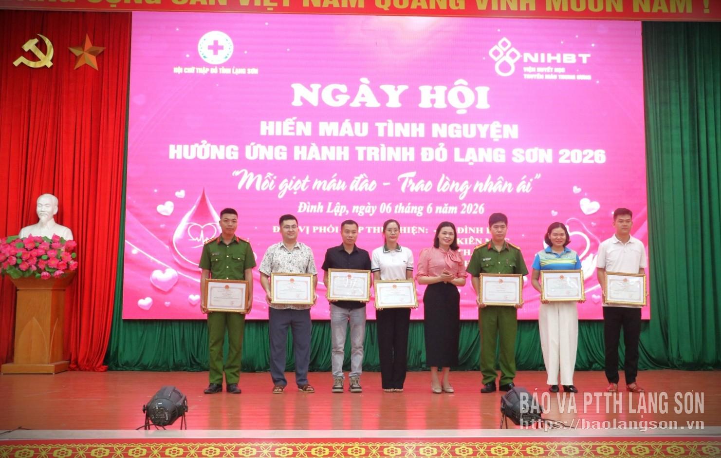 Lãnh đạo UBND xã Kiên Mộc trao giấy khen của Chủ tịch UBND xã  Kiên Mộc cho các tập thể, cá nhân có thành tích tiêu biểu trong phong trào hiến máu tình nguyện thuộc xã Kiên Mộc