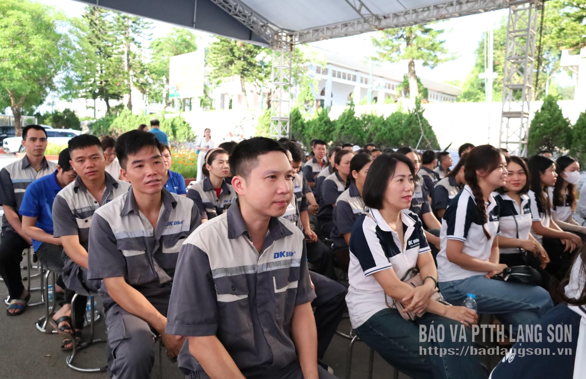 Công nhân, lao động dự lễ phát động tại điểm cầu Lạng Sơn
