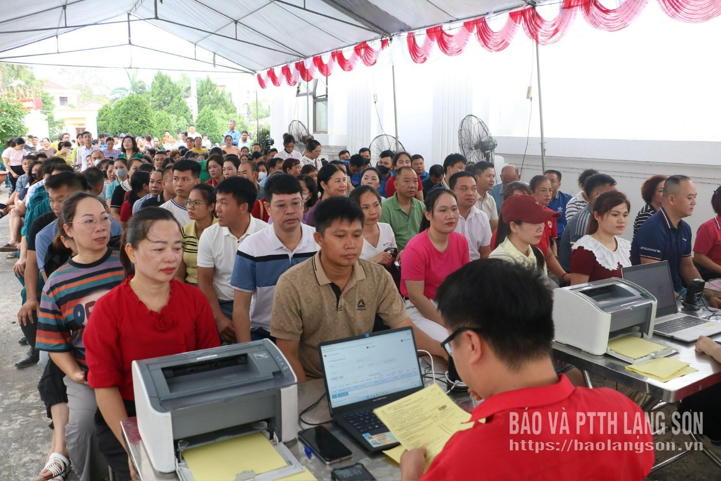 Các tình nguyện viên đăng ký hiến máu tại ngày hội