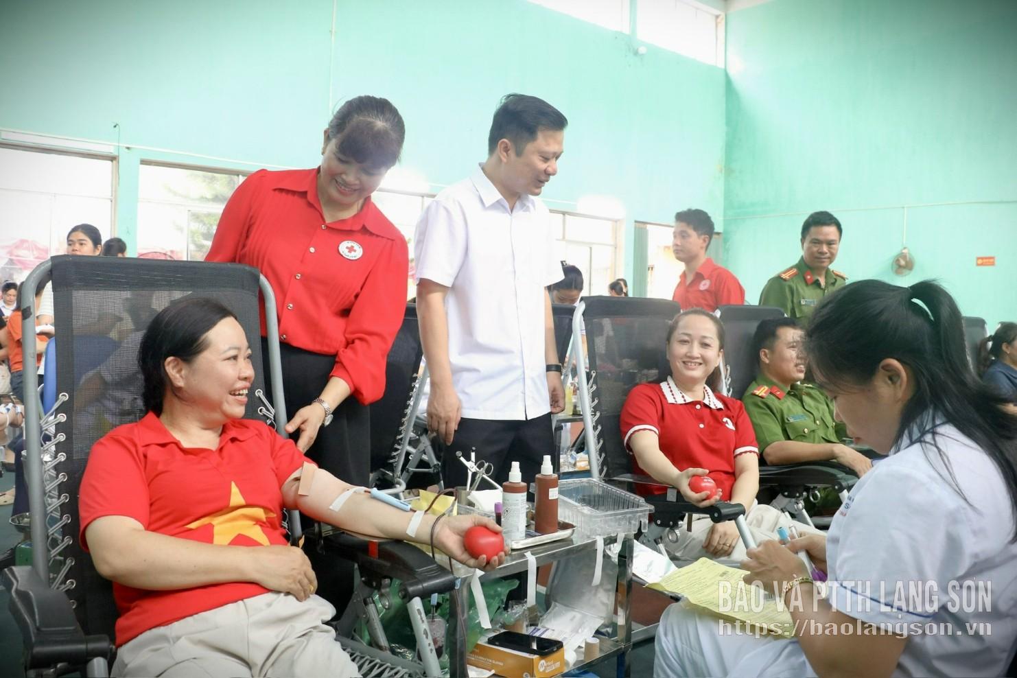 Lãnh đạo Hội Chữ thập đỏ tỉnh động viên tình nguyện viên tham gia hiến máu tại ngày hội