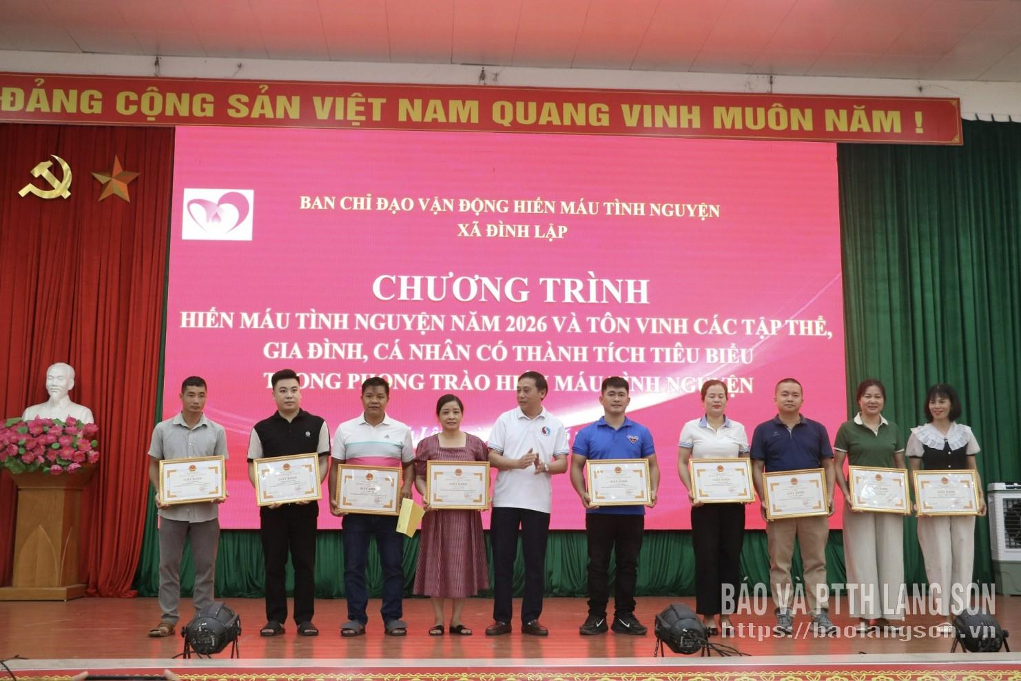 Lãnh đạo UBND xã Kiên Mộc trao giấy khen của Chủ tịch UBND xã  Kiên Mộc cho các tập thể, cá nhân có thành tích tiêu biểu trong phong trào hiến máu tình nguyện thuộc xã Kiên Mộc