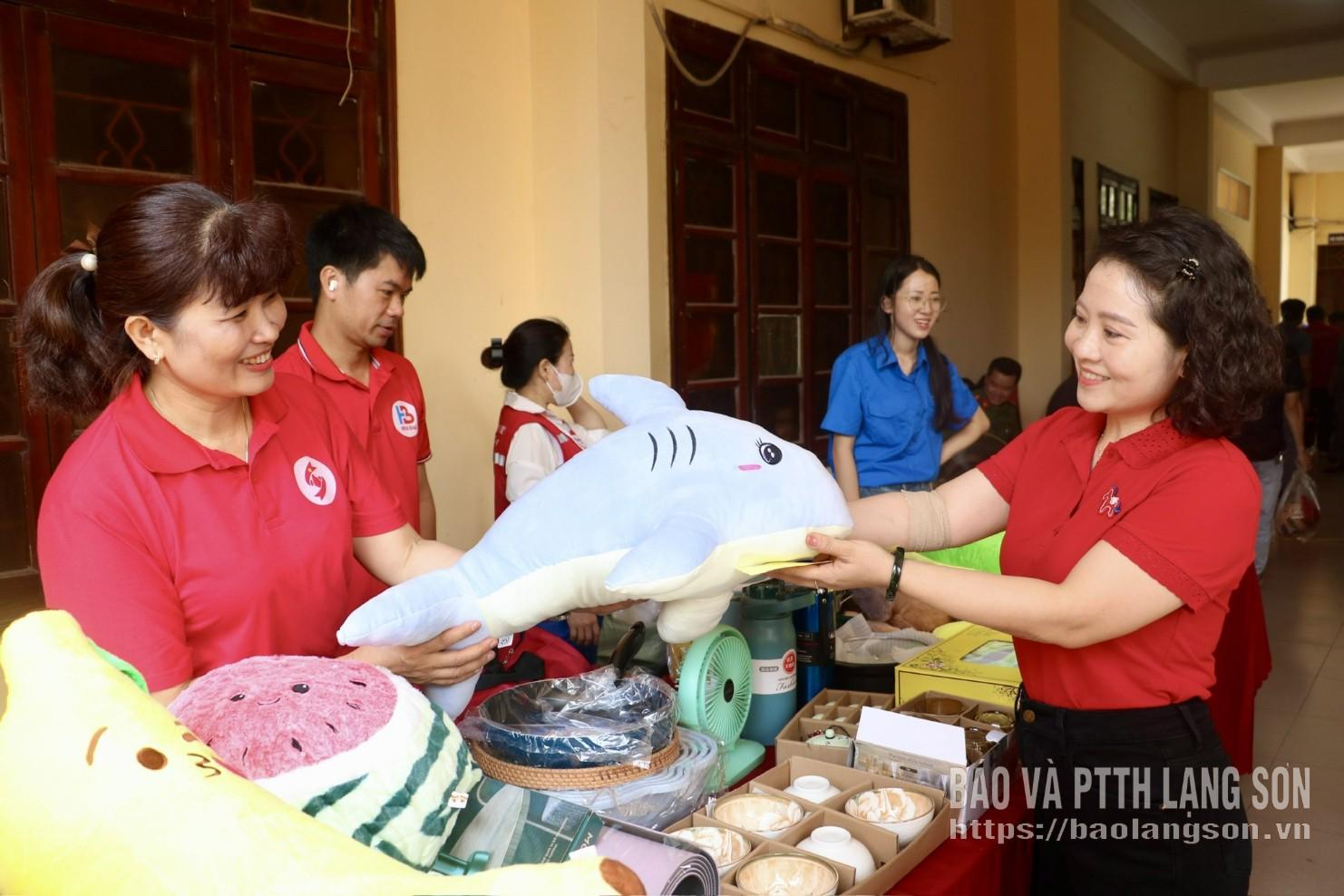 Lãnh đạo Hội Chữ thập đỏ tỉnh trao quà cho tình nguyện viên hiến máu tại ngày hội
