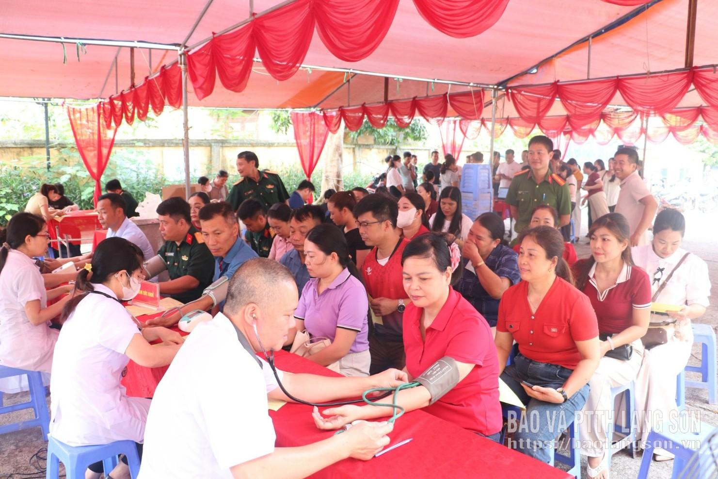 Các tình nguyện viên khám sàng lọc tại ngày hội