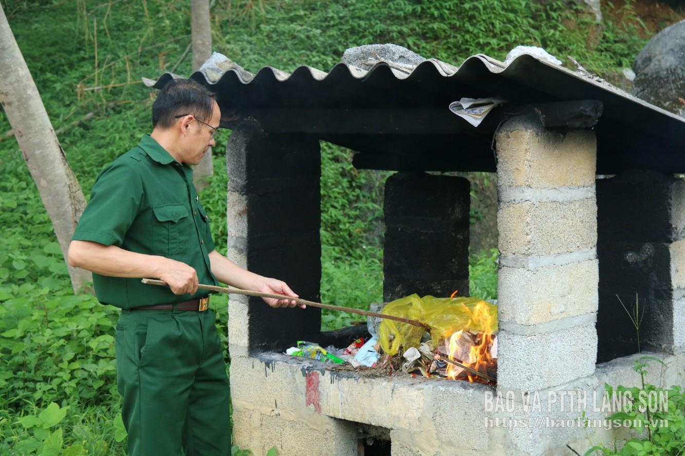 Mô hình lò đốt rác hộ gia đình do Hội CCB xã Yên Phúc vận động xây dựng giúp người dân chủ động phân loại và xử lý rác thải sinh hoạt ngay tại nguồn