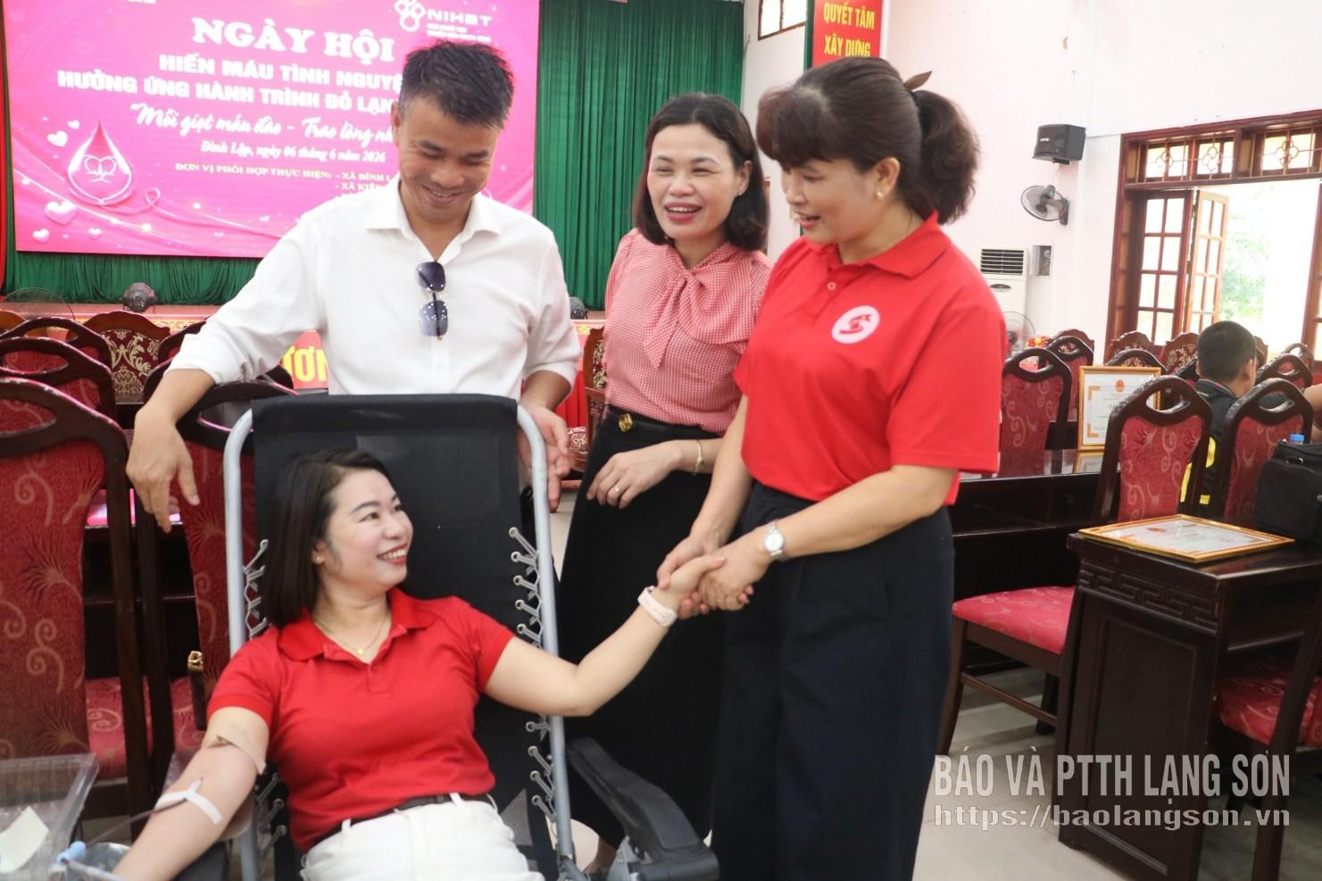 Lãnh đạo Hội Chữ thập đỏ tỉnh động viên tình nguyện viên tham gia hiến máu tại ngày hội