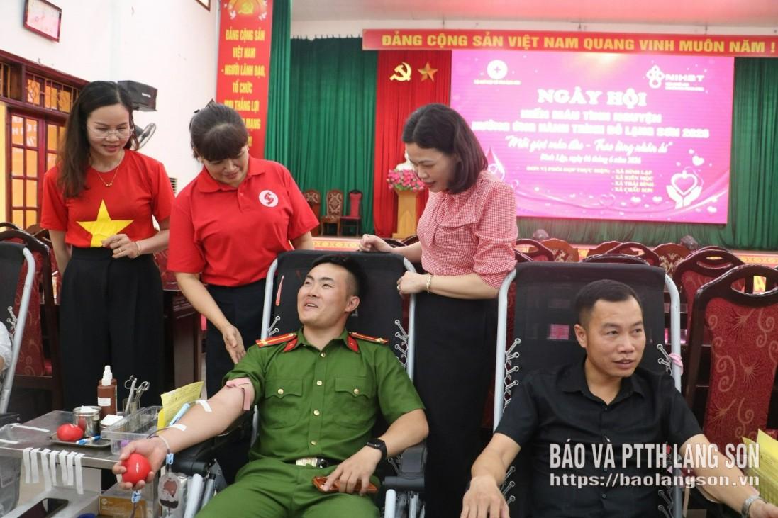 Lãnh đạo Hội Chữ thập đỏ tỉnh động viên tình nguyện viên tham gia hiến máu tại ngày hội