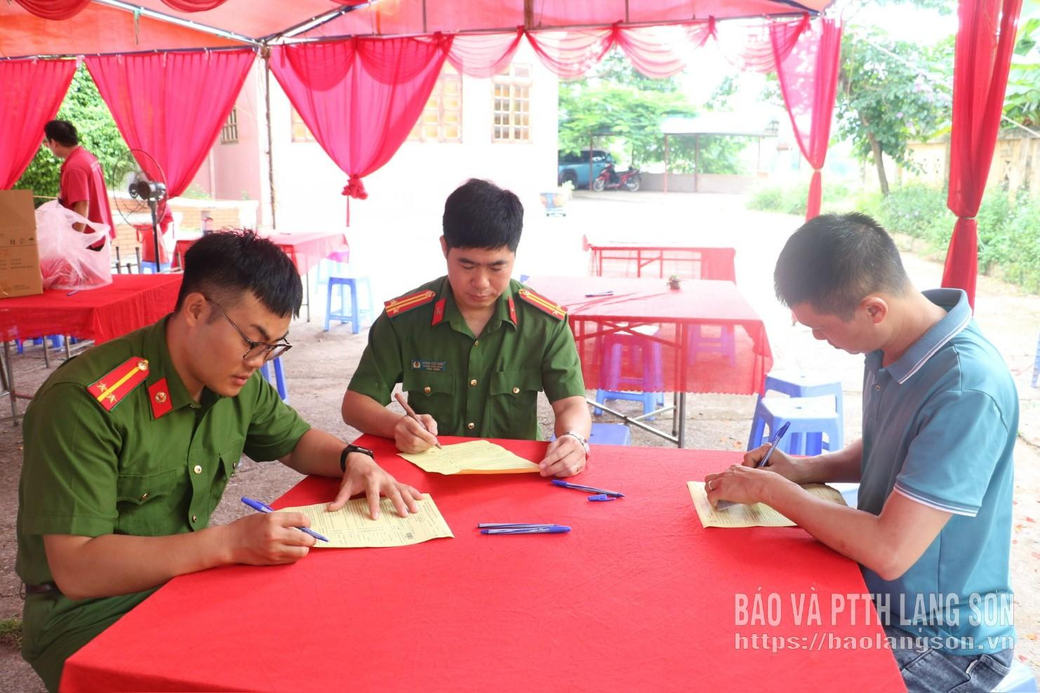 Các tình nguyện viên đăng ký hiến máu tại ngày hội
