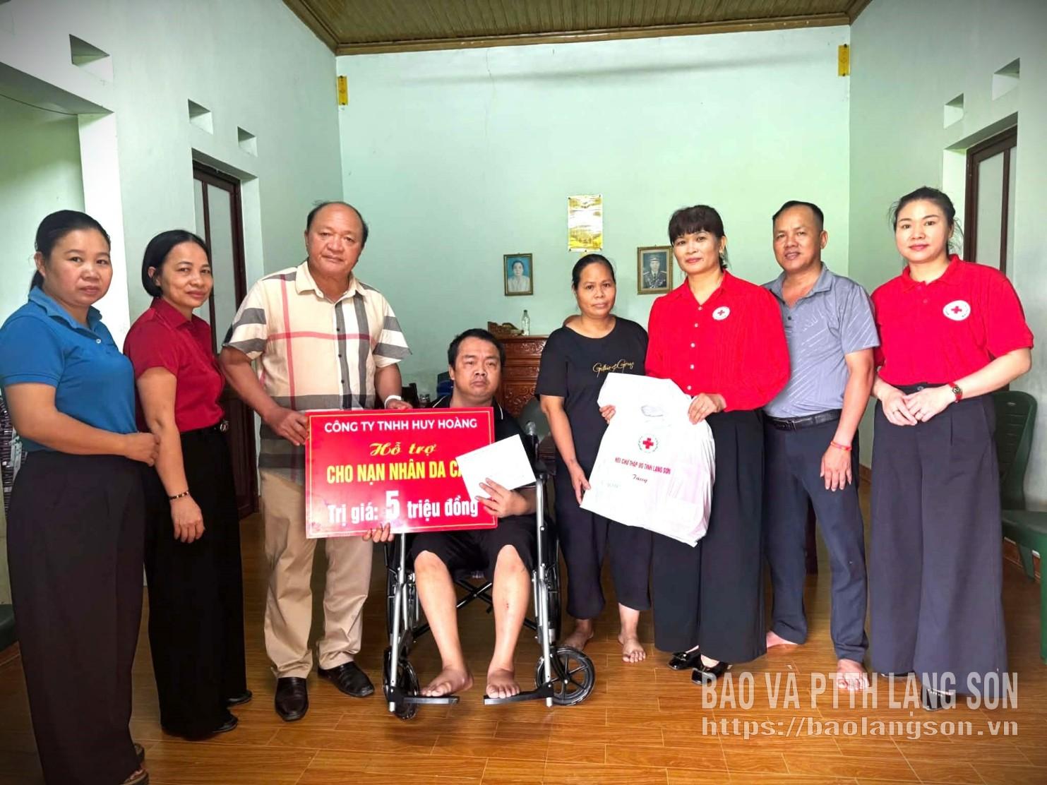 Lãnh đạo Hội Chữ thập đỏ tỉnh, Công ty TNHH Huy Hoàng, đại diện UBND xã Hữu Lũng trao biển tượng trưng kinh phí hỗ trợ cho gia đình ông Vi Văn Bích, thôn Đồng Lai, xã Hữu Lũng