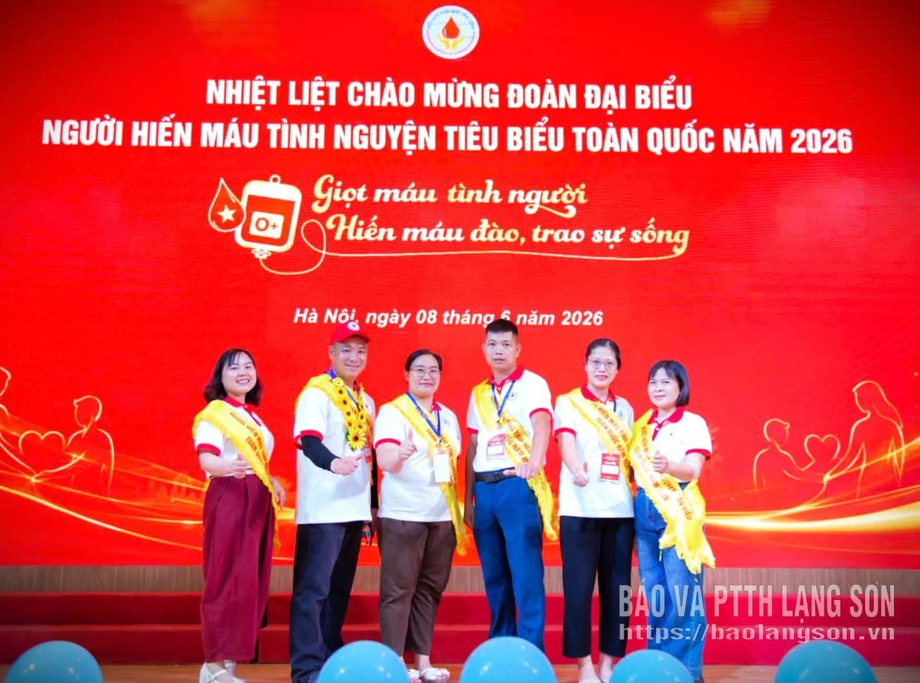 Chị Hứa Thị Kim Thành (thứ 3 từ trái qua) được tôn vinh người hiến máu tình nguyện tiêu biểu toàn quốc năm 2026