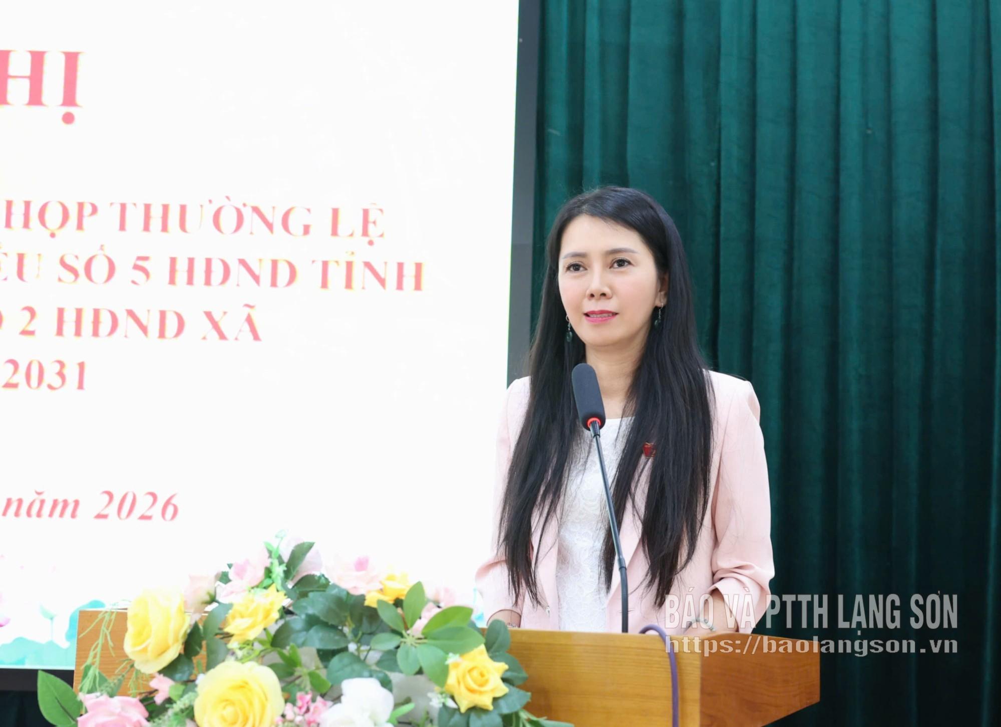 Đồng chí Đoàn Thu Hà, Phó Bí thư Tỉnh ủy, Trưởng Đoàn đại biểu Quốc hội tỉnh, Chủ tịch Ủy ban MTTQ Việt Nam tỉnh phát biểu tại hội nghị