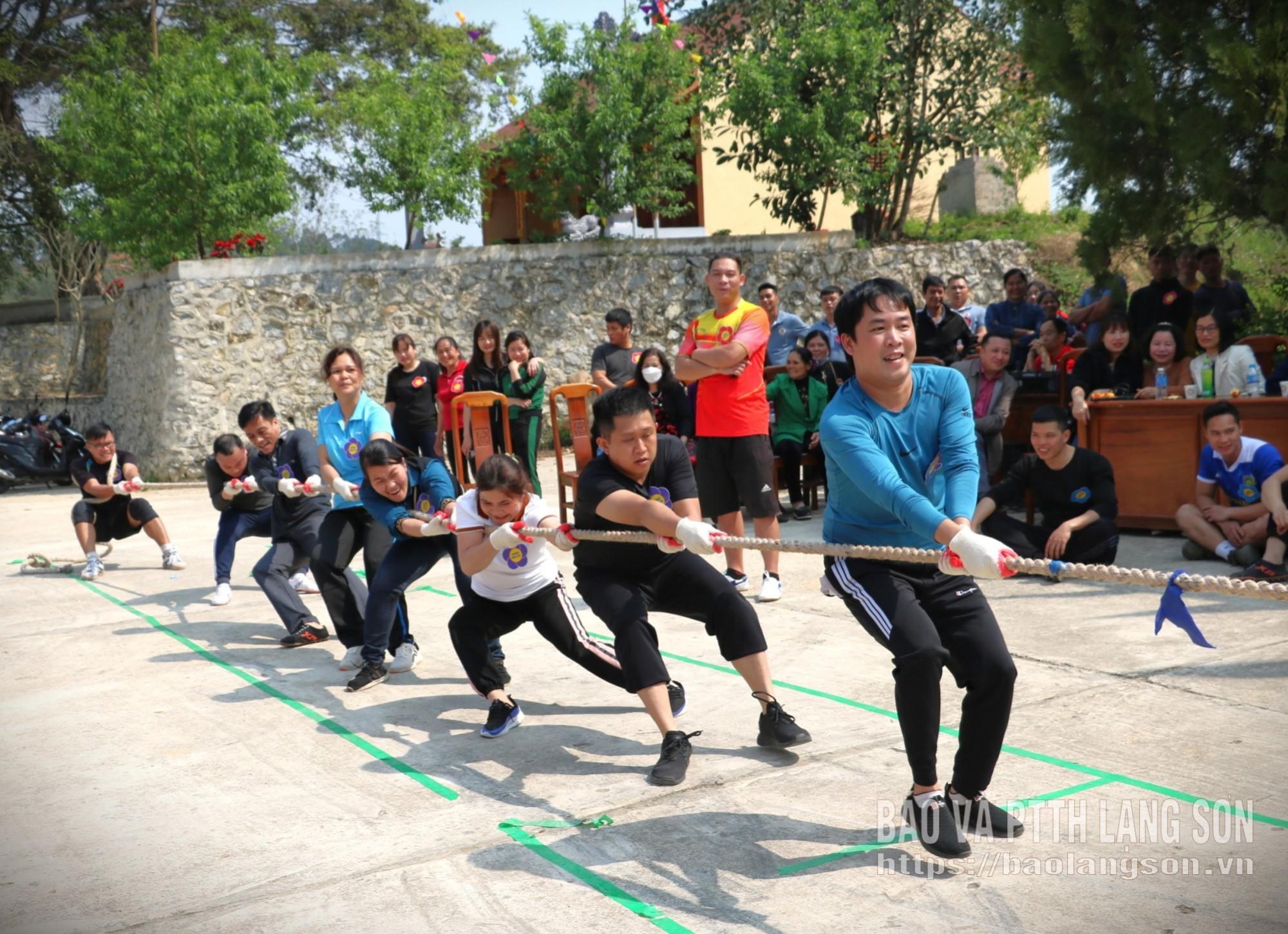 Hội viên nông dân phường Đông Kinh tham gia giao lưu thể thao