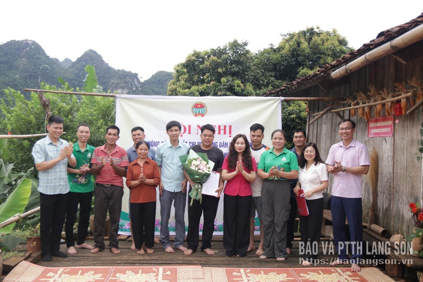 Lãnh đạo Hội Nông dân tỉnh cùng các đại biểu tặng hoa chúc mừng chi hội nông dân nghề nghiệp làng Lân Nóng