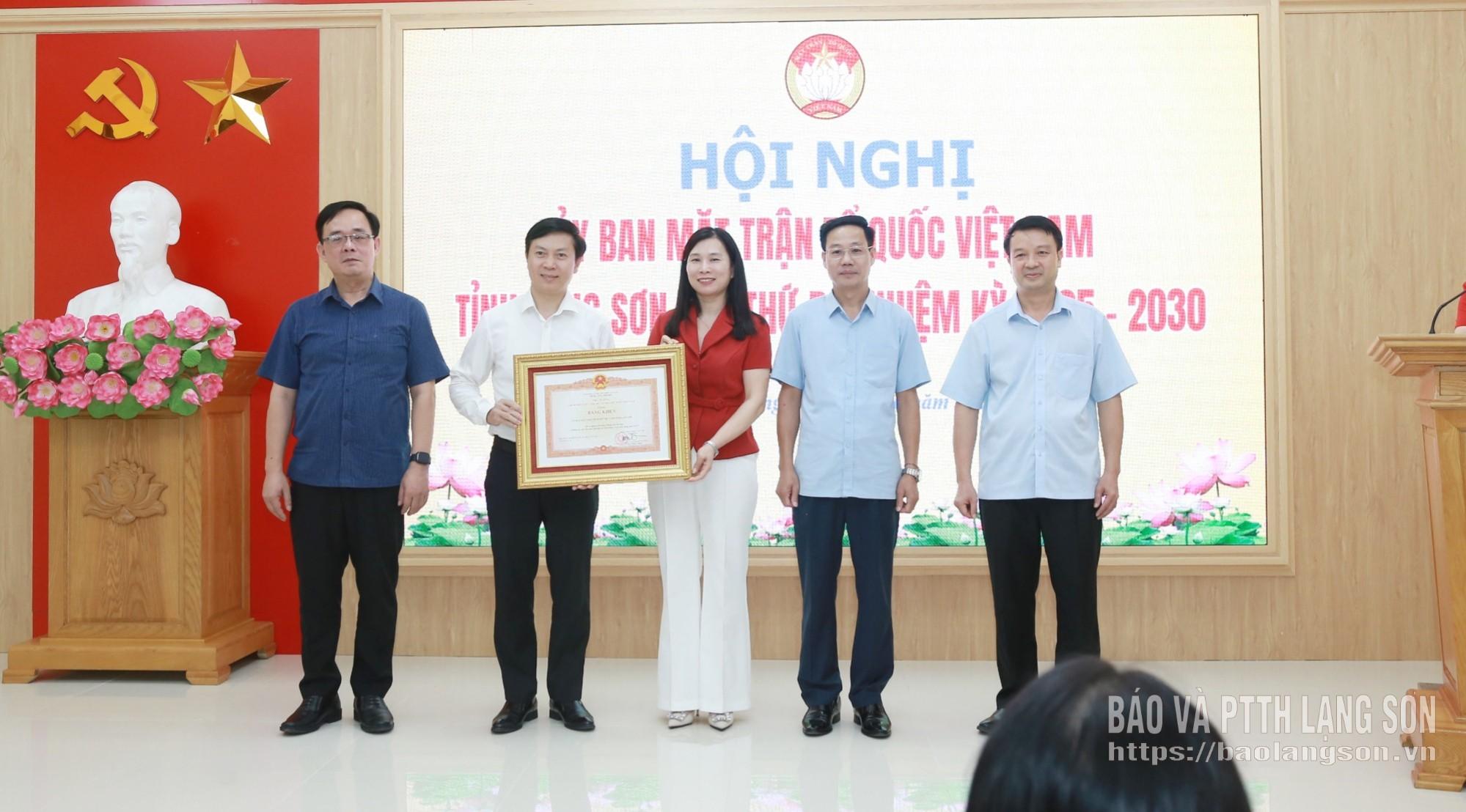 Thừa ủy quyền của Thủ tướng Chính phủ, đồng chí Trần Thanh Nhàn, Phó Chủ tịch UBND tỉnh trao Bằng khen của Thủ tướng Chính phủ cho tập thể Ủy ban MTTQ Việt Nam tỉnh