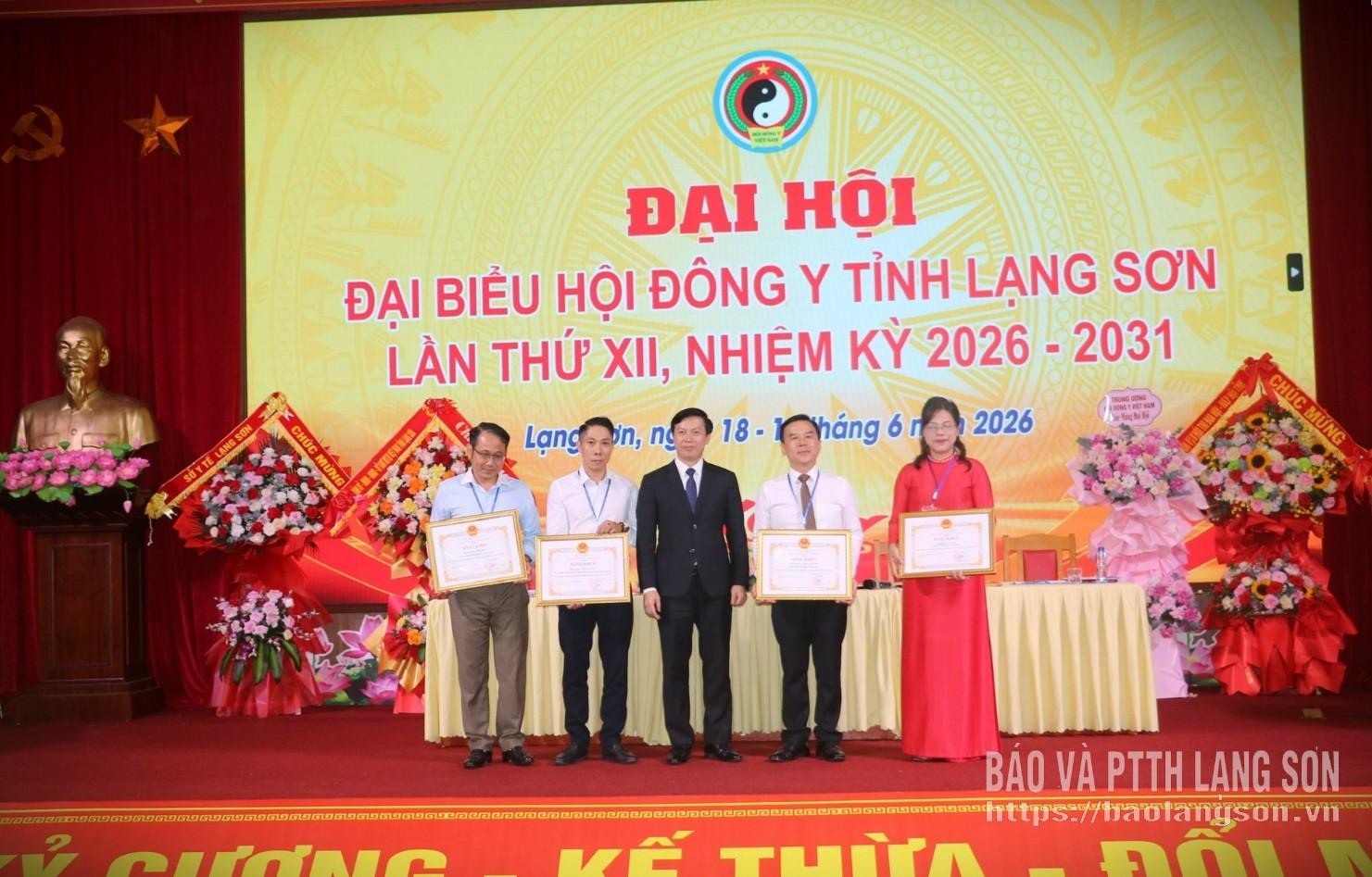 Đồng chí Nguyễn Hoàng Tùng, Ủy viên Ban Thường vụ Tỉnh ủy, Phó Chủ tịch Thường trực Ủy ban MTTQ Việt Nam tỉnh trao bằng khen của Chủ tịch UBND tỉnh cho các cá nhân có thành tích xuất sắc trong thực hiện nhiệm vụ công tác hội giai đoạn 2020 - 2025