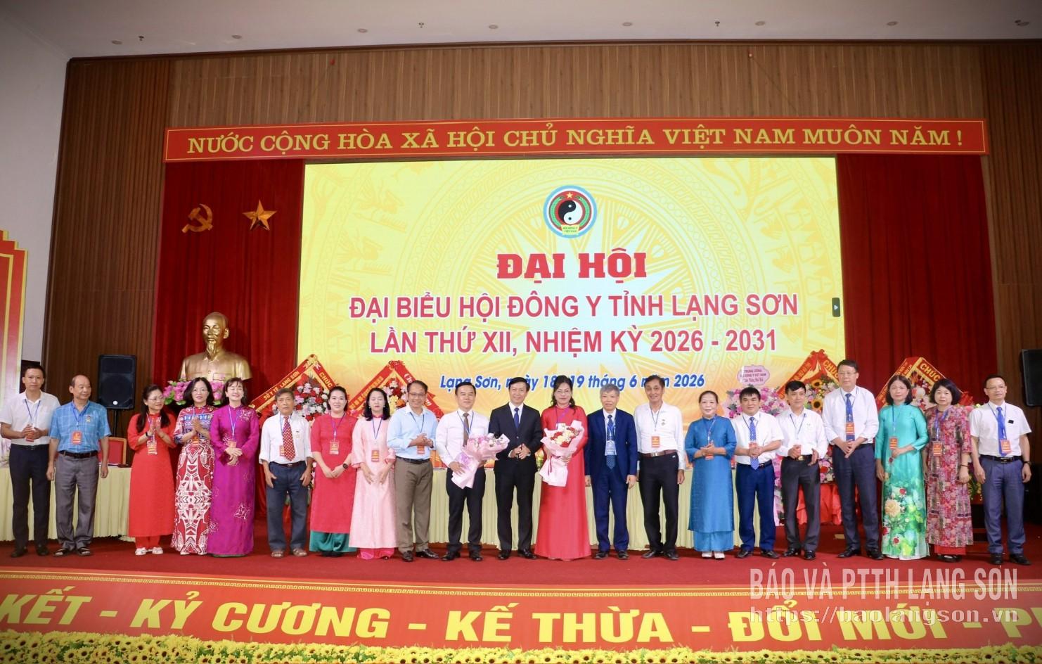 Các đại biểu tặng hoa chúc mừng Ban Chấp hành Hội Đông y tỉnh nhiệm kỳ 2026 - 2031