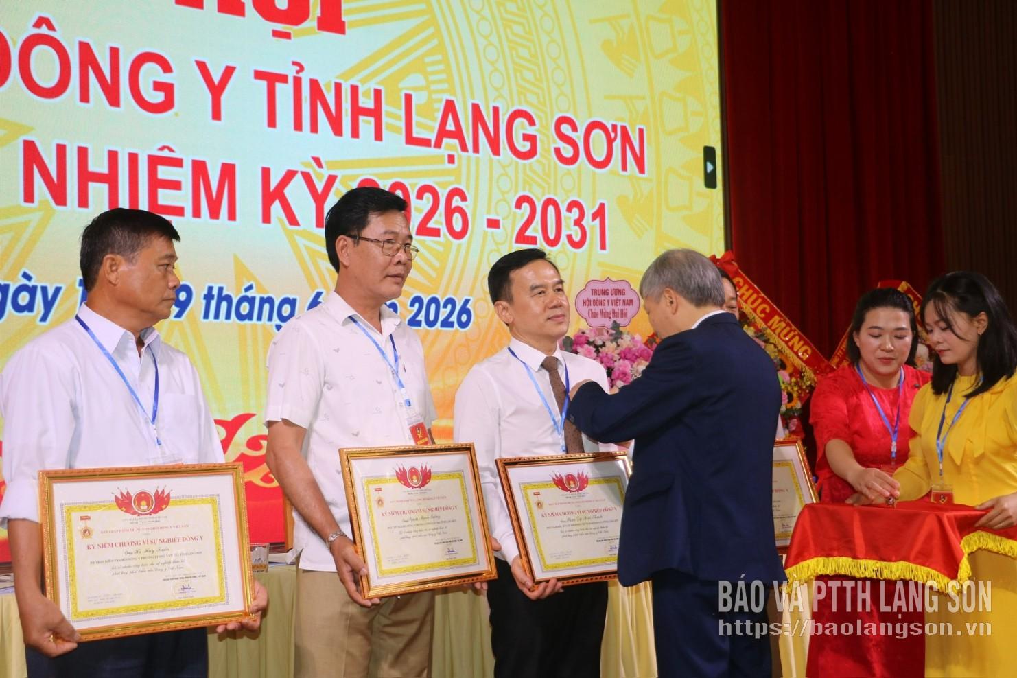 Lãnh đạo Trung ương Hội Đông y Việt Nam trao kỷ niệm chương cho các cá nhân vì đã có nhiều cống hiến cho sự nghiệp thừa kế, phát huy, phát triển nền Đông y Việt Nam