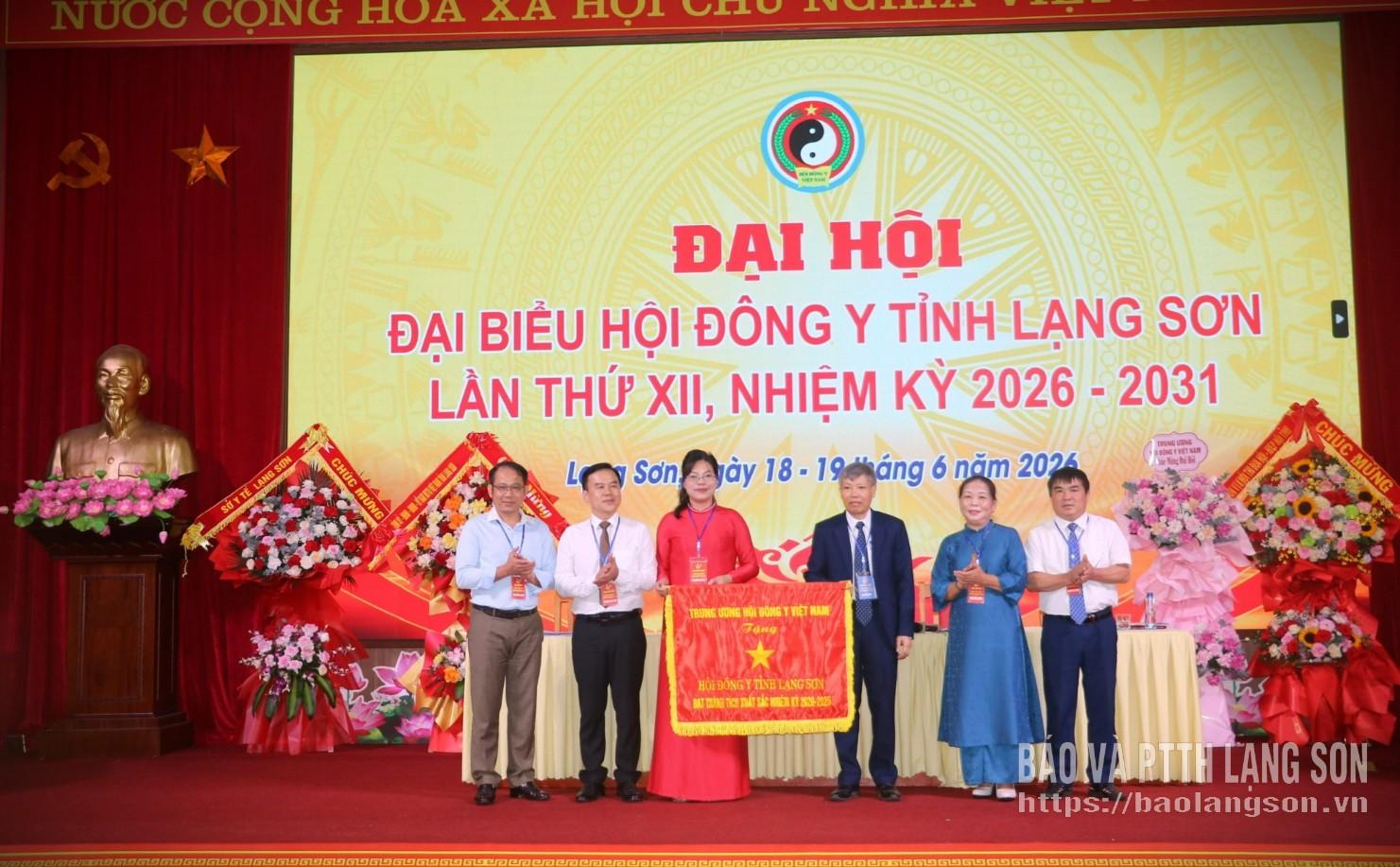 Lãnh đạo Trung ương Hội Đông y Việt Nam trao cờ thi đua cho Hội Đông y tỉnh