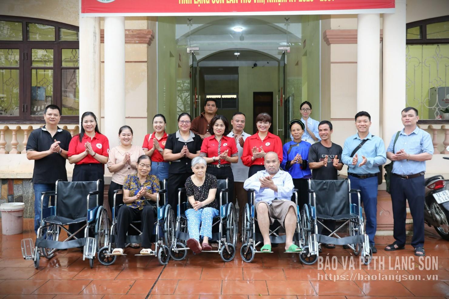 Lãnh đạo Hội Chữ thập đỏ tỉnh trao tặng xe lăn cho các nạn nhân chất độc da cam và người khuyết tật