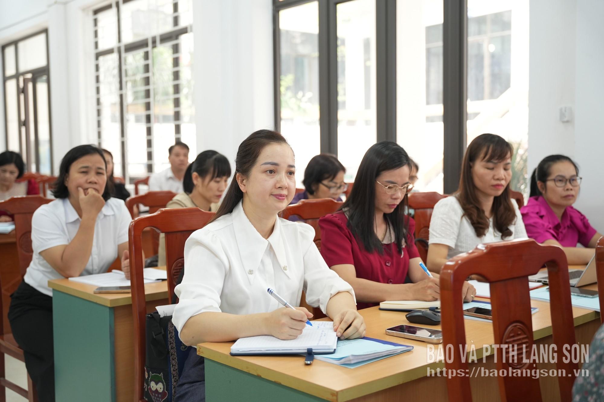 Các đại biểu tham dự hội nghị