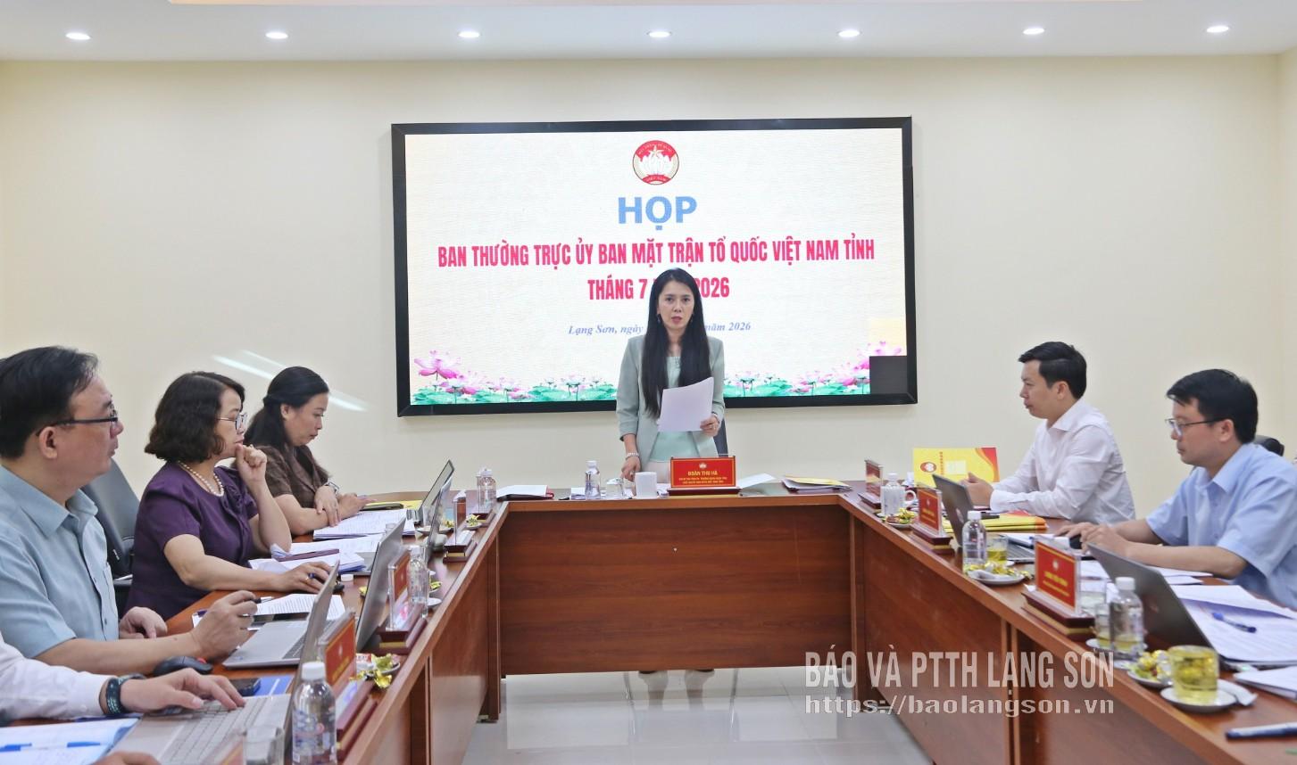 Đồng chí Phó Bí thư Tỉnh ủy, Trưởng Đoàn đại biểu Quốc hội tỉnh, Chủ tịch Ủy ban MTTQ Việt Nam tỉnh phát biểu kết luận cuộc họp
